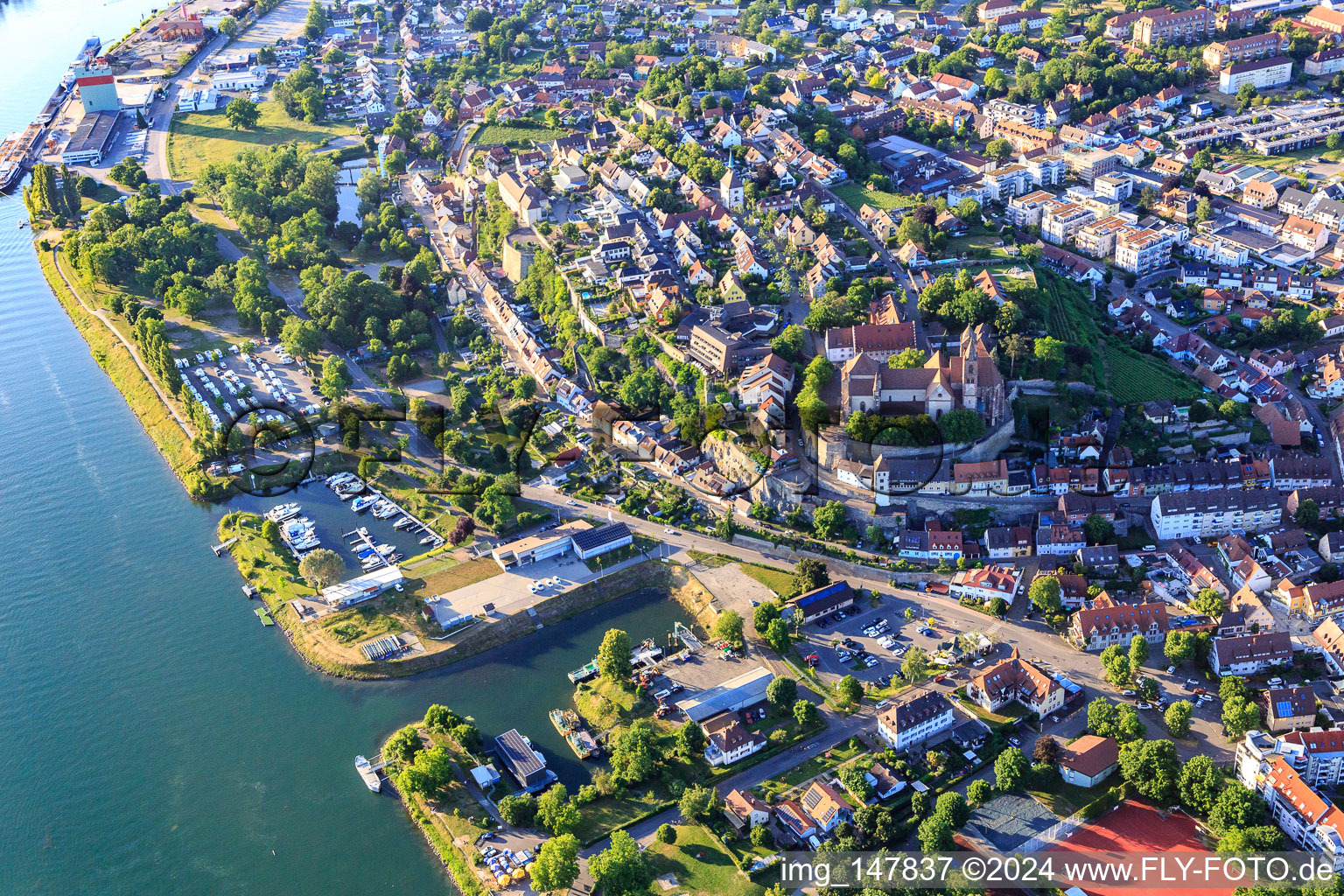 Vue aérienne de Vue de la ville sur les rives du Rhin depuis le sud-ouest à Breisach am Rhein dans le département Bade-Wurtemberg, Allemagne