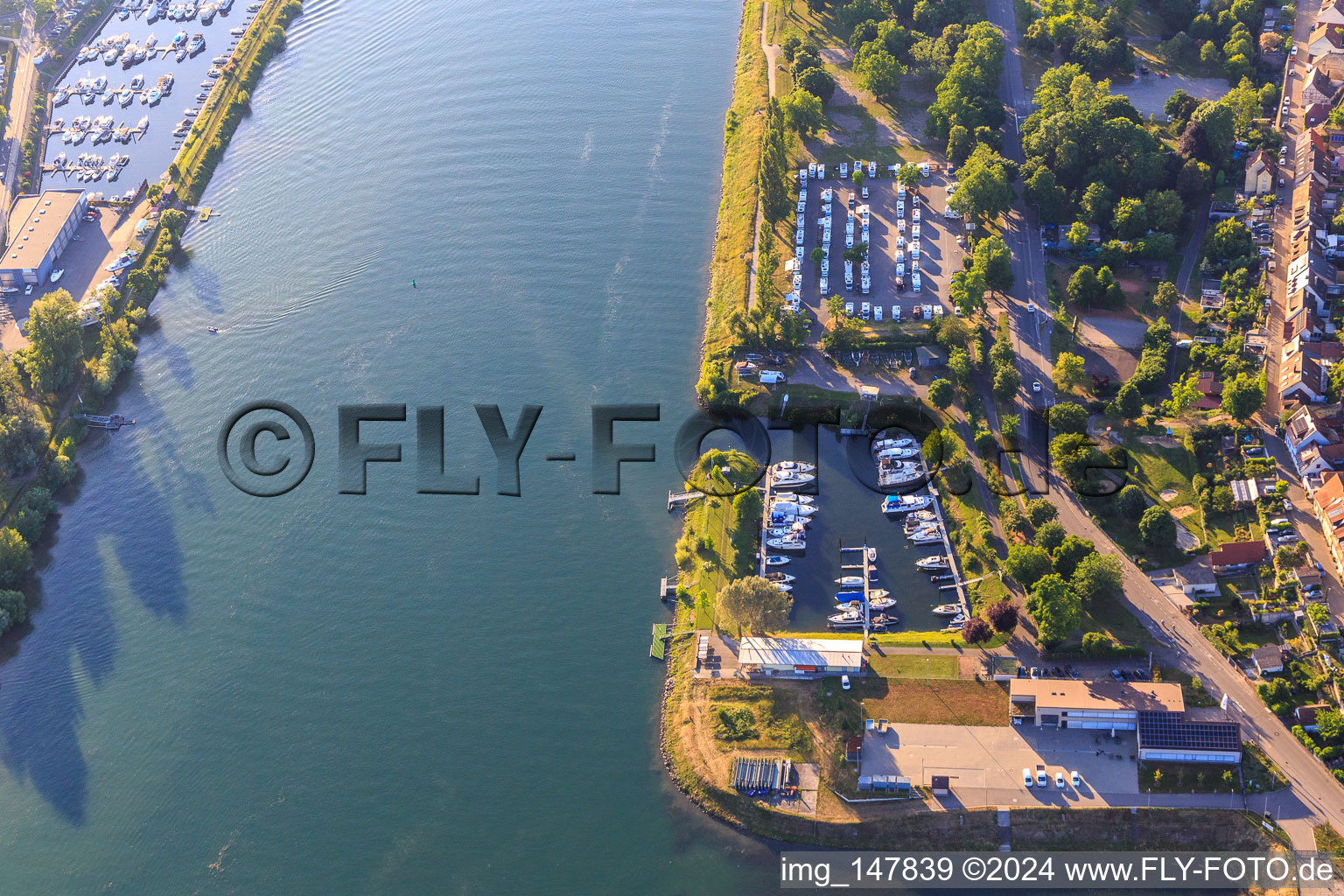 Vue aérienne de MYC Marina Breisach am Rhein à Breisach am Rhein dans le département Bade-Wurtemberg, Allemagne