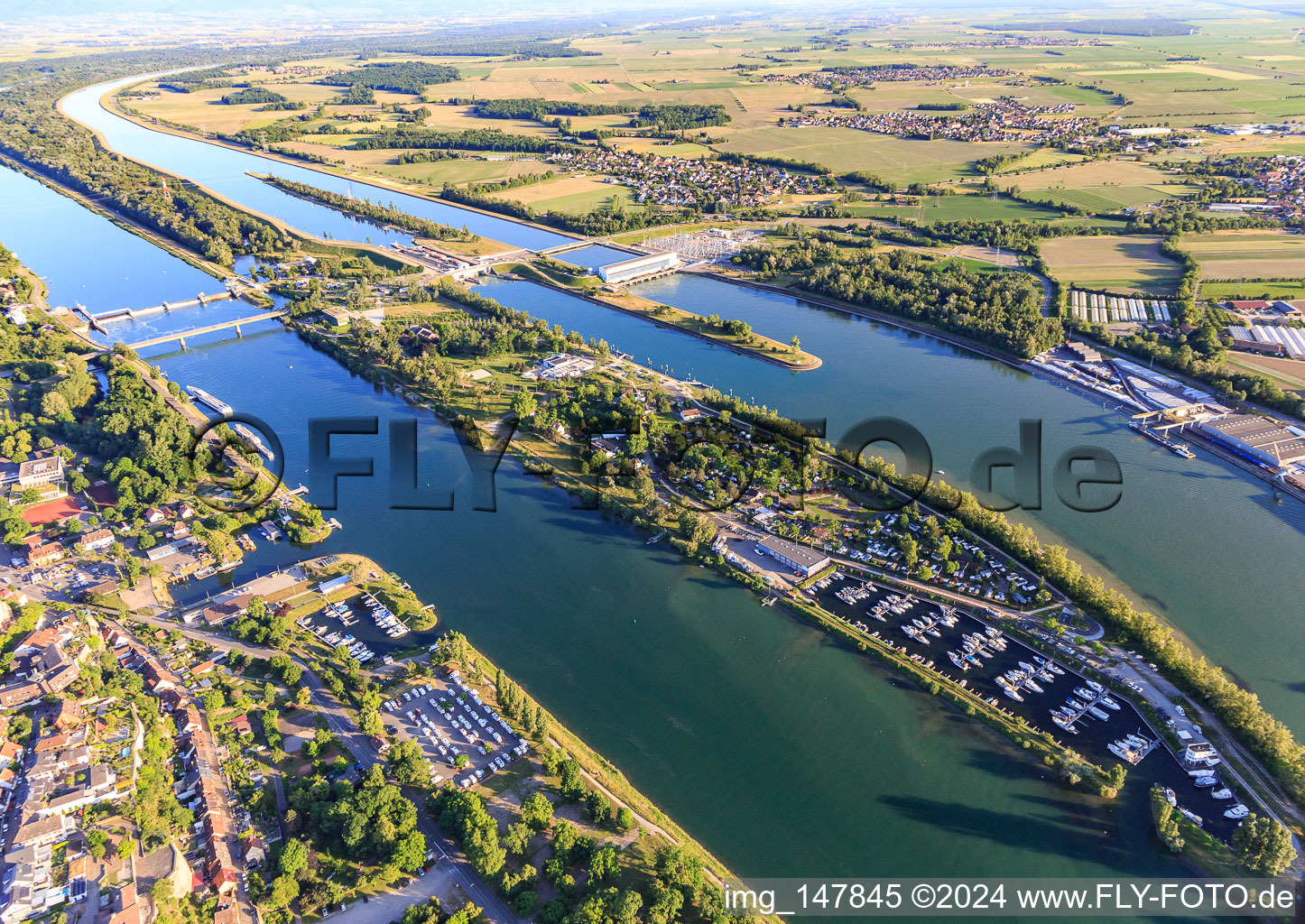 Vue aérienne de Île du Rhin avec écluse, pont du Rhin, port de plaisance à Vogelgrun dans le département Haut-Rhin, France