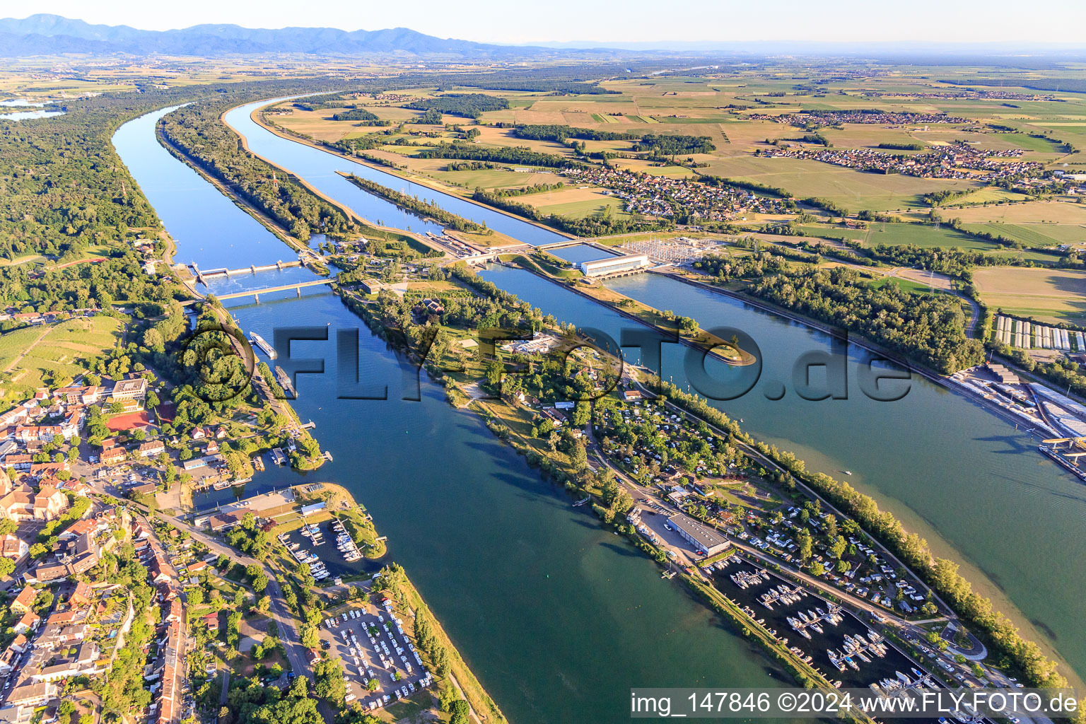 Vue aérienne de Île du Rhin entre Breisach et Vogelgrün avec écluse, pont du Rhin, marina à Breisach am Rhein dans le département Bade-Wurtemberg, Allemagne
