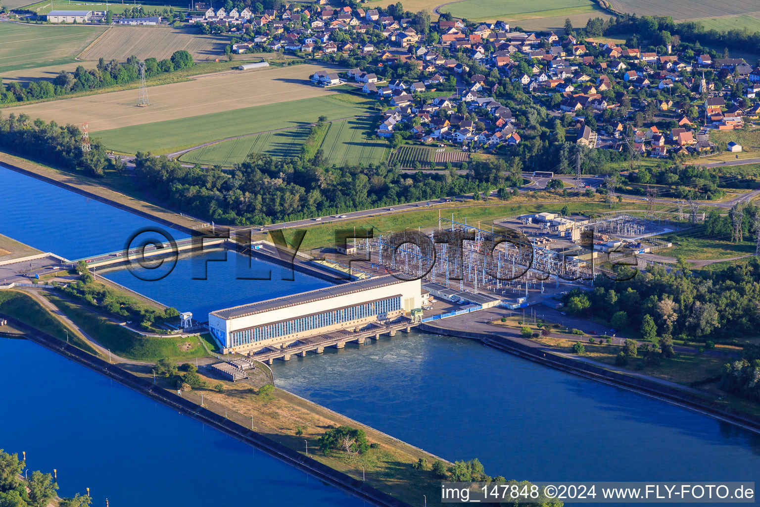 Vue aérienne de Centrale hydroélectrique à Vogelgrun dans le département Haut-Rhin, France