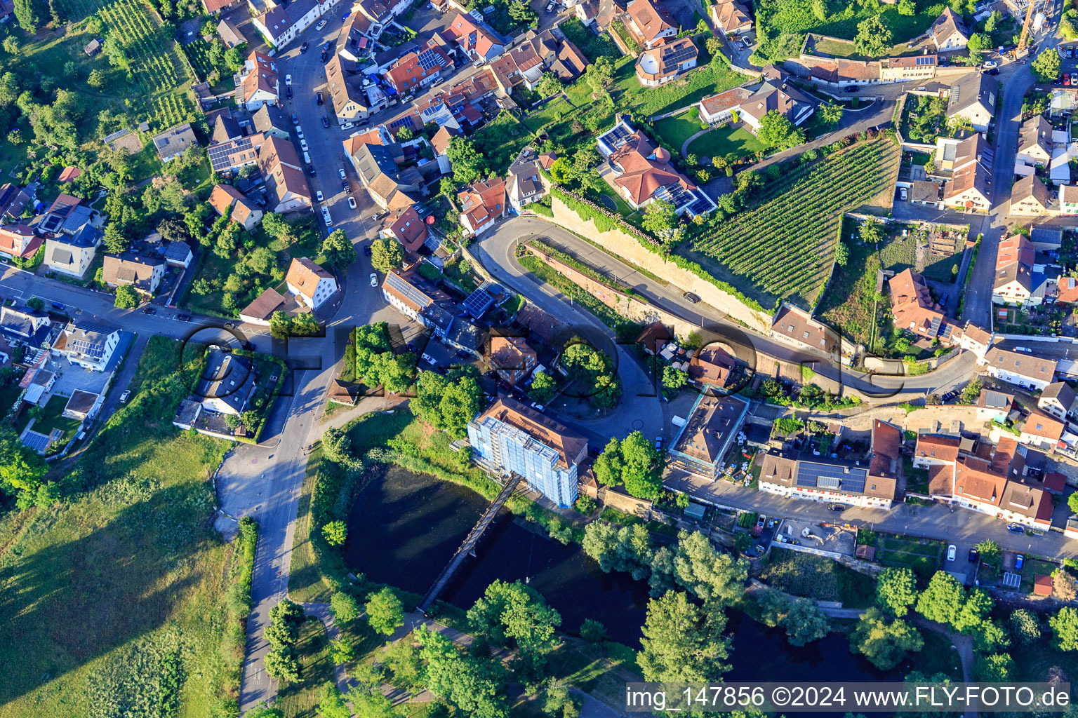 Vue aérienne de Long sentier avec vignoble dans la ville et musée d'histoire de la ville à Breisach am Rhein dans le département Bade-Wurtemberg, Allemagne