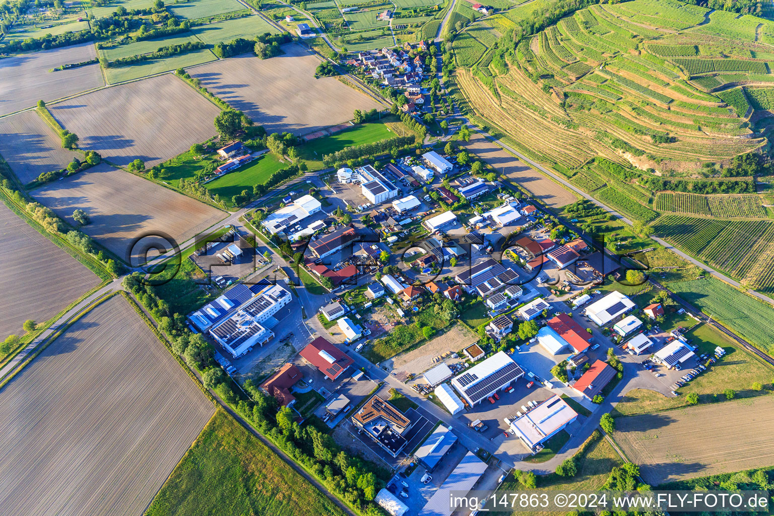 Vue aérienne de Zone commerciale Auf d. Haid à le quartier Achkarren in Vogtsburg im Kaiserstuhl dans le département Bade-Wurtemberg, Allemagne