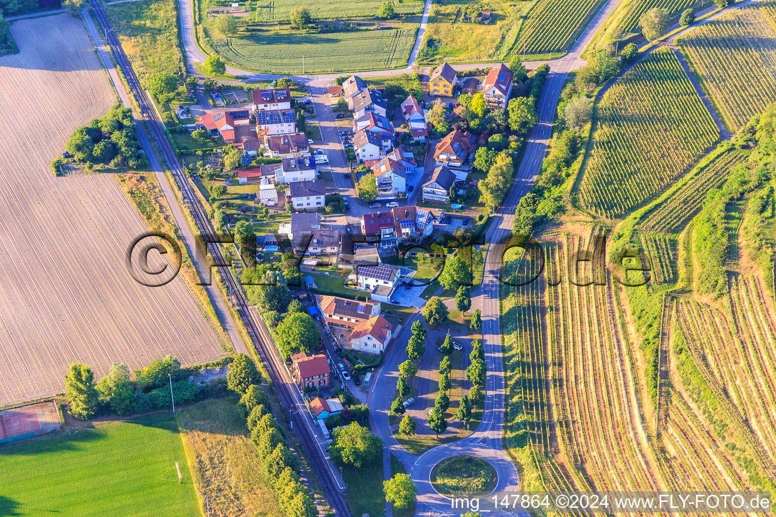 Vue aérienne de Règlement à la gare Achkarren à le quartier Achkarren in Vogtsburg im Kaiserstuhl dans le département Bade-Wurtemberg, Allemagne