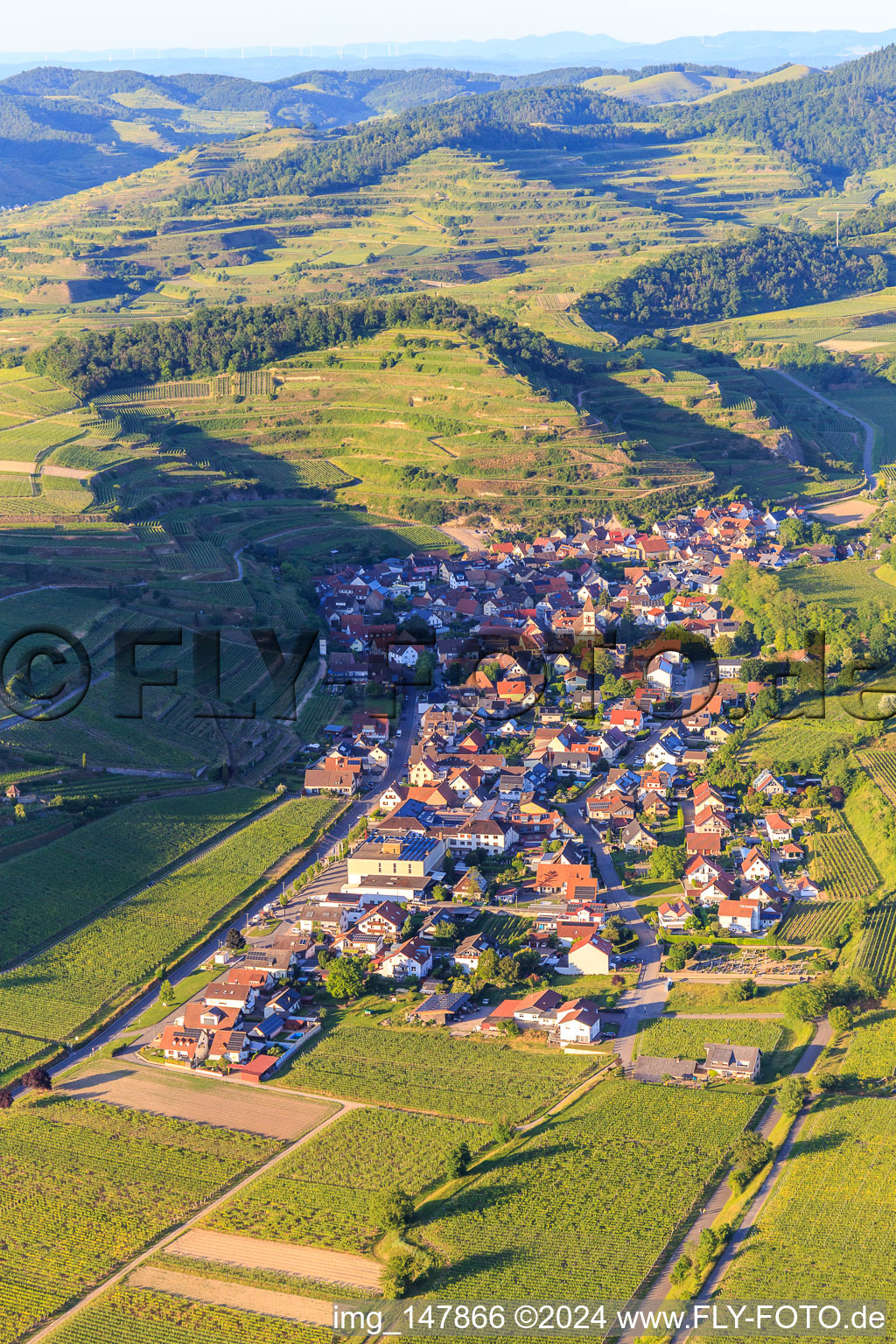 Vue aérienne de Village viticole du Kaiserstuhl vu du sud-ouest à le quartier Achkarren in Vogtsburg im Kaiserstuhl dans le département Bade-Wurtemberg, Allemagne