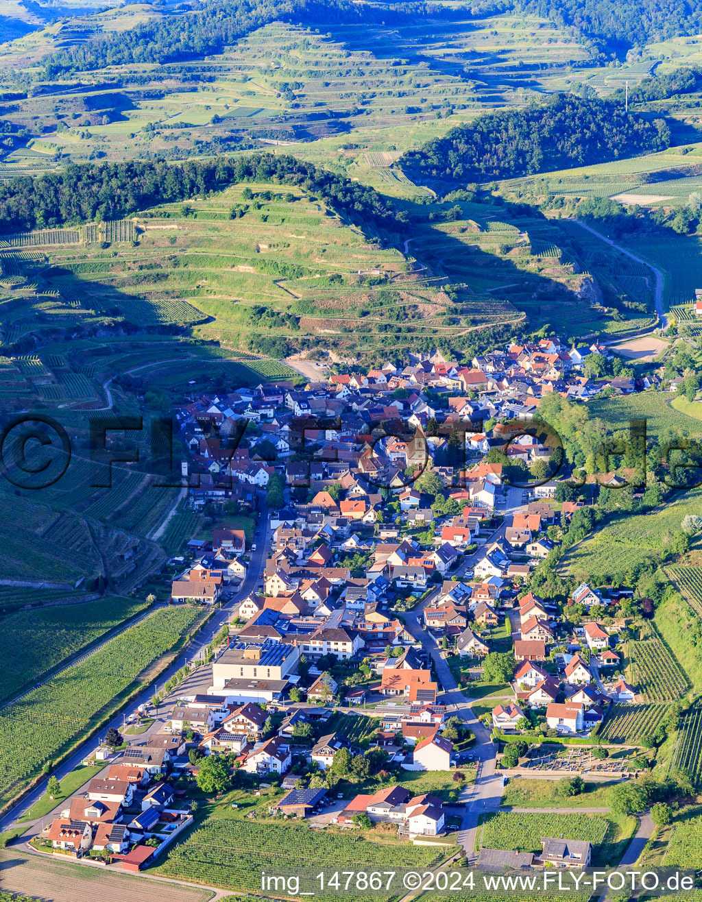 Vue aérienne de Village viticole du Kaiserstuhl vu du sud-ouest à le quartier Achkarren in Vogtsburg im Kaiserstuhl dans le département Bade-Wurtemberg, Allemagne