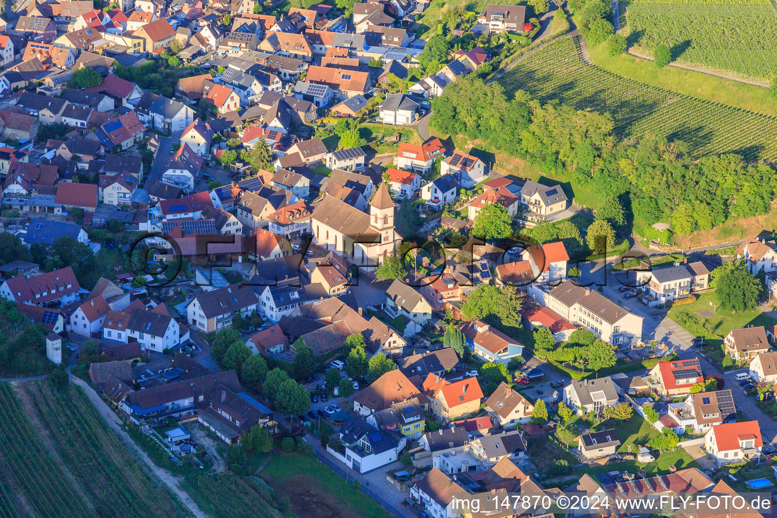 Vue aérienne de Village viticole du Kaiserstuhl avec l'église Saint-Georges vue de l'ouest à le quartier Achkarren in Vogtsburg im Kaiserstuhl dans le département Bade-Wurtemberg, Allemagne