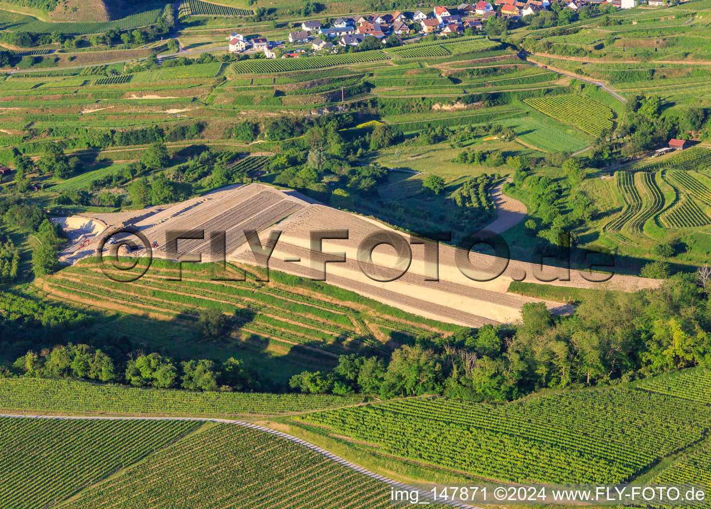 Vue aérienne de Chantier de réaménagement du vignoble en terrasses à le quartier Bickensohl in Vogtsburg im Kaiserstuhl dans le département Bade-Wurtemberg, Allemagne