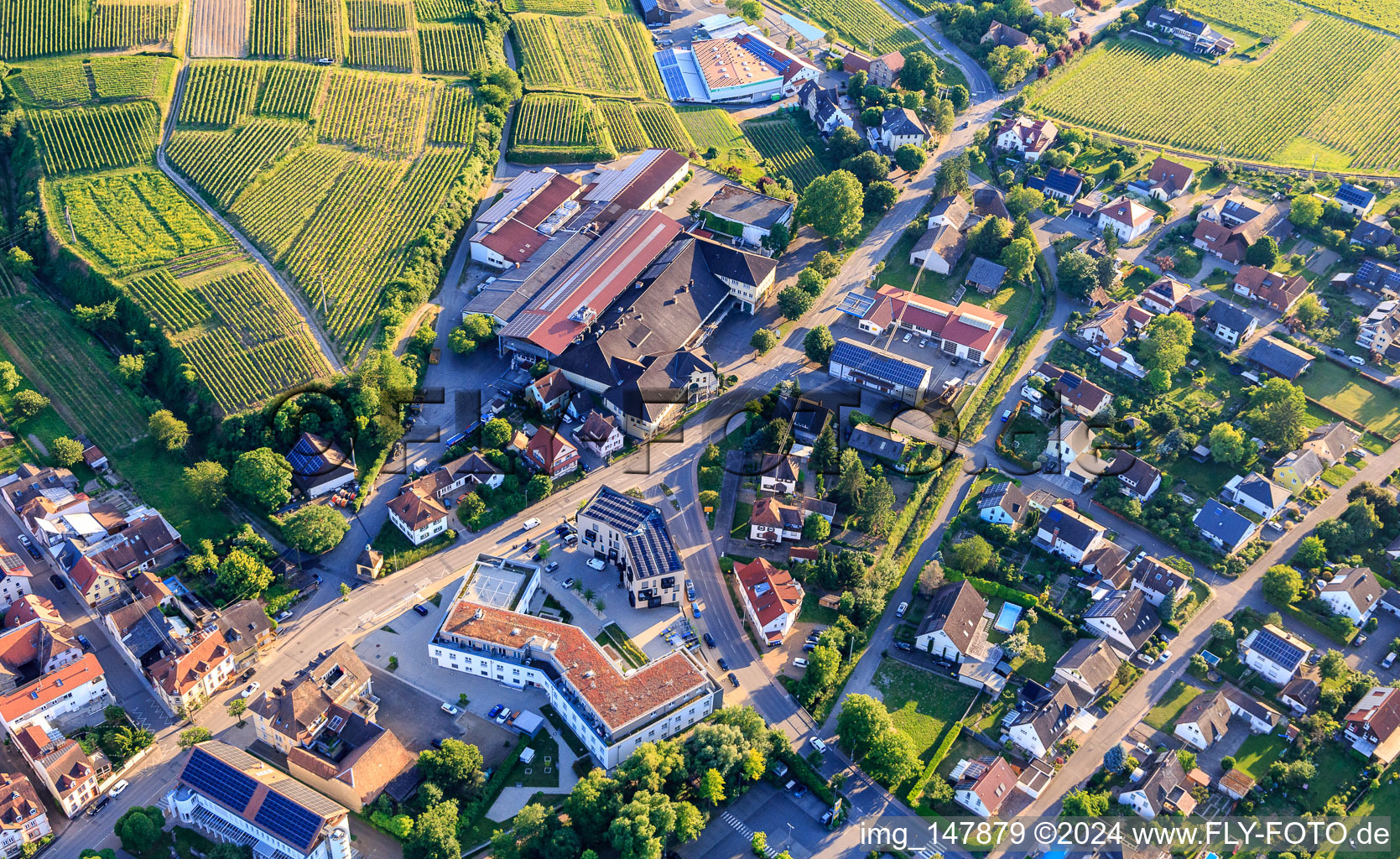 Vue aérienne de Centre médical Médecins généralistes de l'Association des vignerons de Kaiserstuhl et Oberrotweiler eG à le quartier Oberrotweil in Vogtsburg im Kaiserstuhl dans le département Bade-Wurtemberg, Allemagne