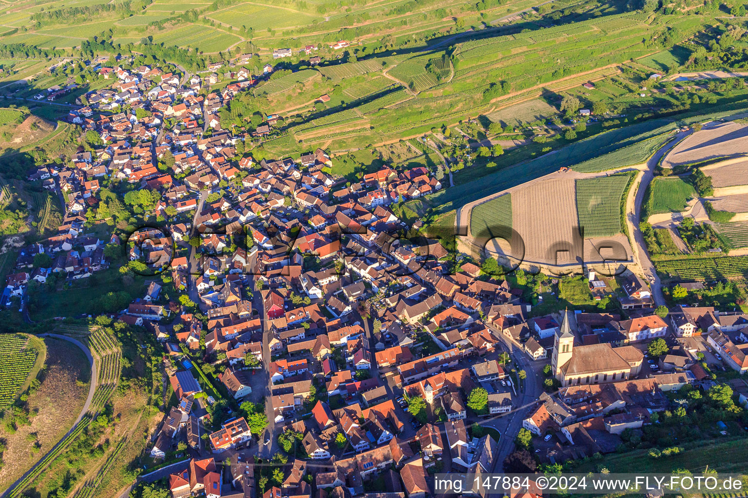 Vue aérienne de Village viticole du Kaiserstuhl vu de l'ouest à le quartier Oberrotweil in Vogtsburg im Kaiserstuhl dans le département Bade-Wurtemberg, Allemagne