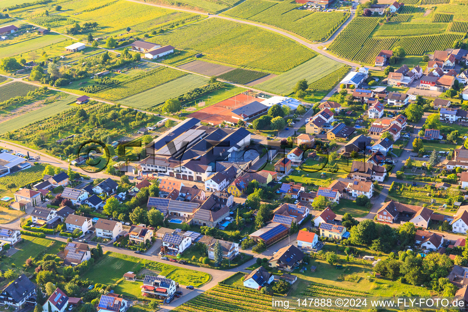 Vue aérienne de Domaine viticole Bischoffinger Winzer eG au court de tennis et salle des fêtes Bischoffingen à le quartier Bischoffingen in Vogtsburg im Kaiserstuhl dans le département Bade-Wurtemberg, Allemagne