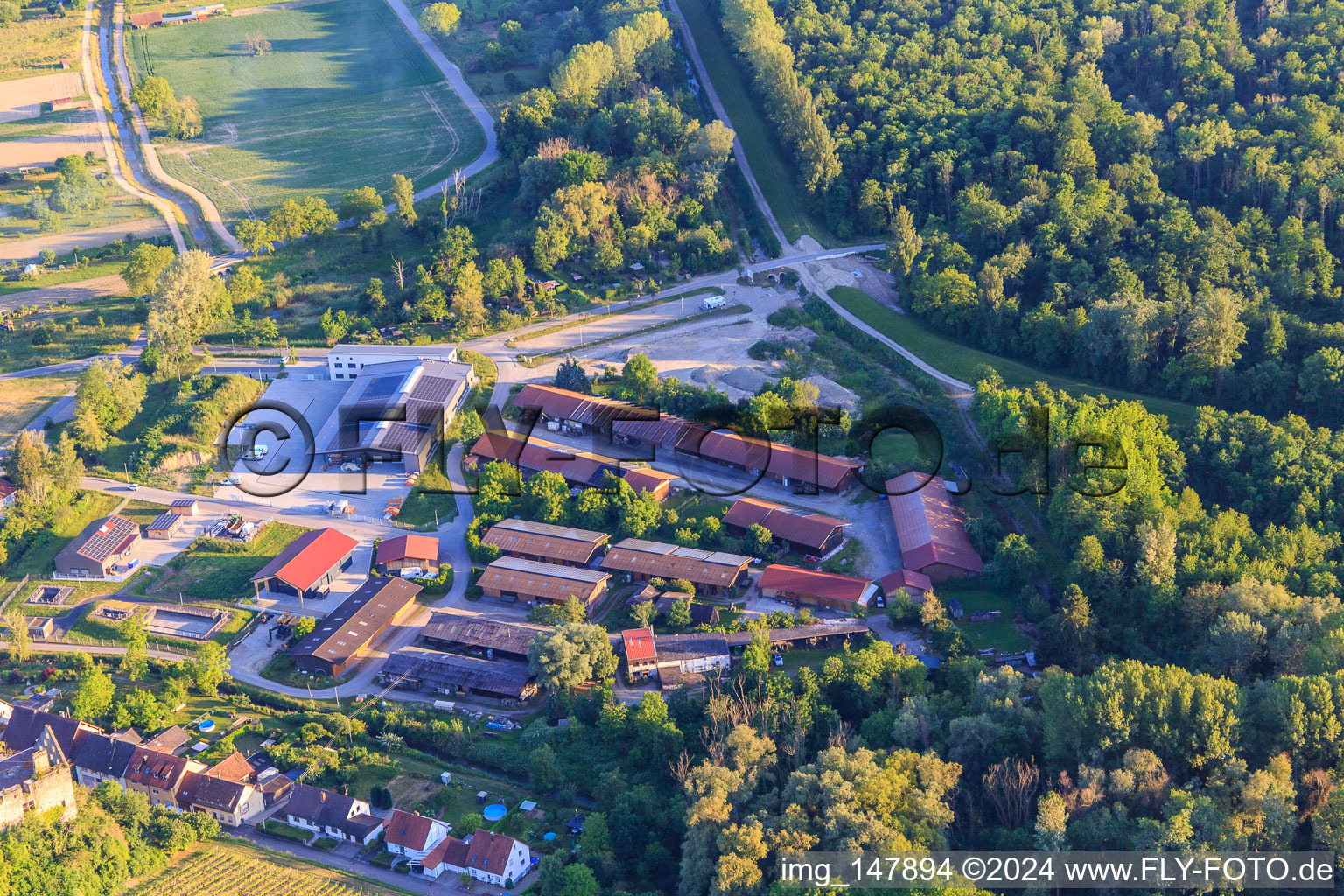 Vue aérienne de Zone industrielle de Plonweg avec MST-Landtechnik, Karl Schies GmbH et la concession de motos Roger Bühner à le quartier Burkheim in Vogtsburg im Kaiserstuhl dans le département Bade-Wurtemberg, Allemagne