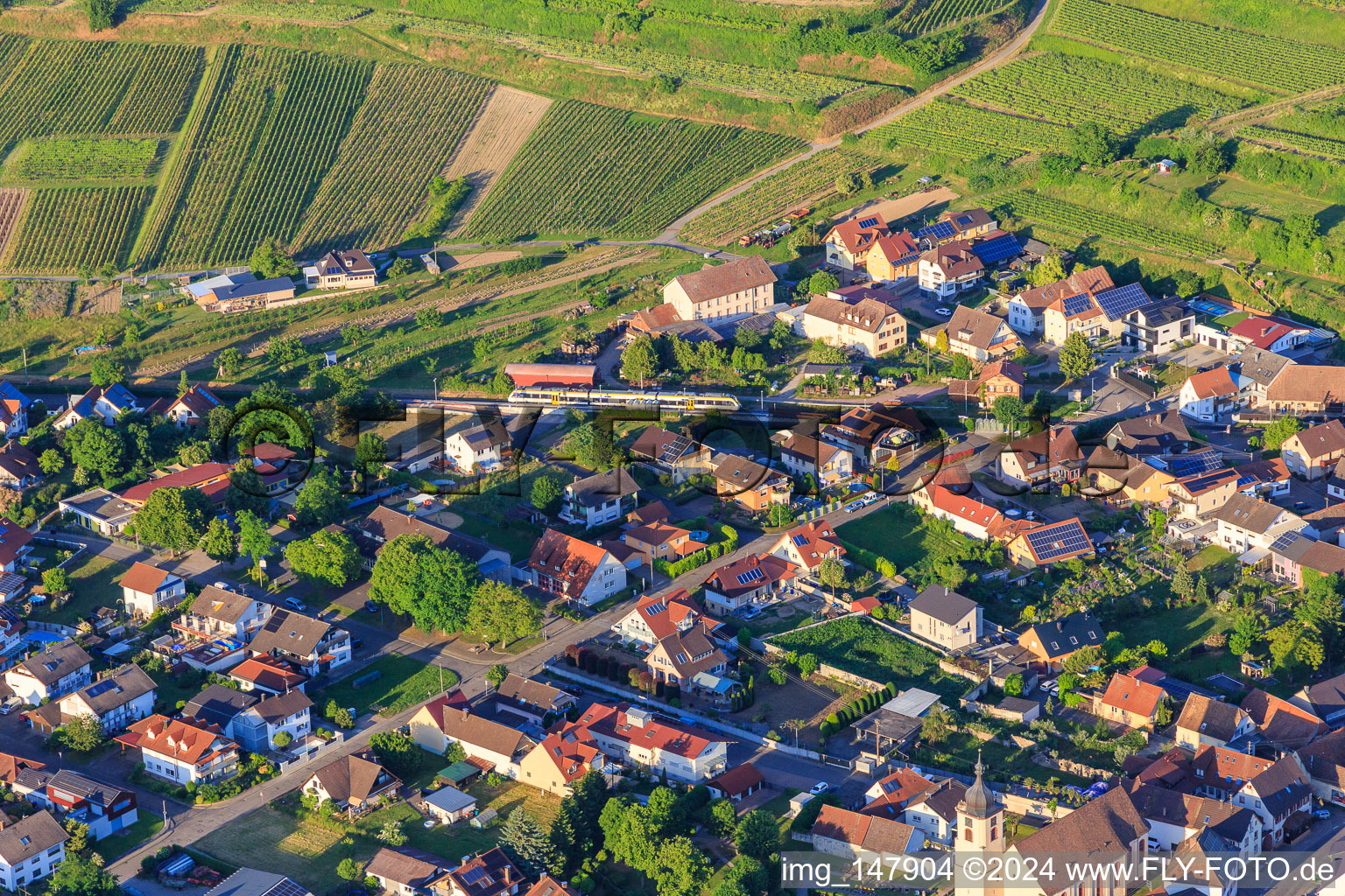 Vue aérienne de Train régional en gare Jechtingen à le quartier Jechtingen in Sasbach am Kaiserstuhl dans le département Bade-Wurtemberg, Allemagne