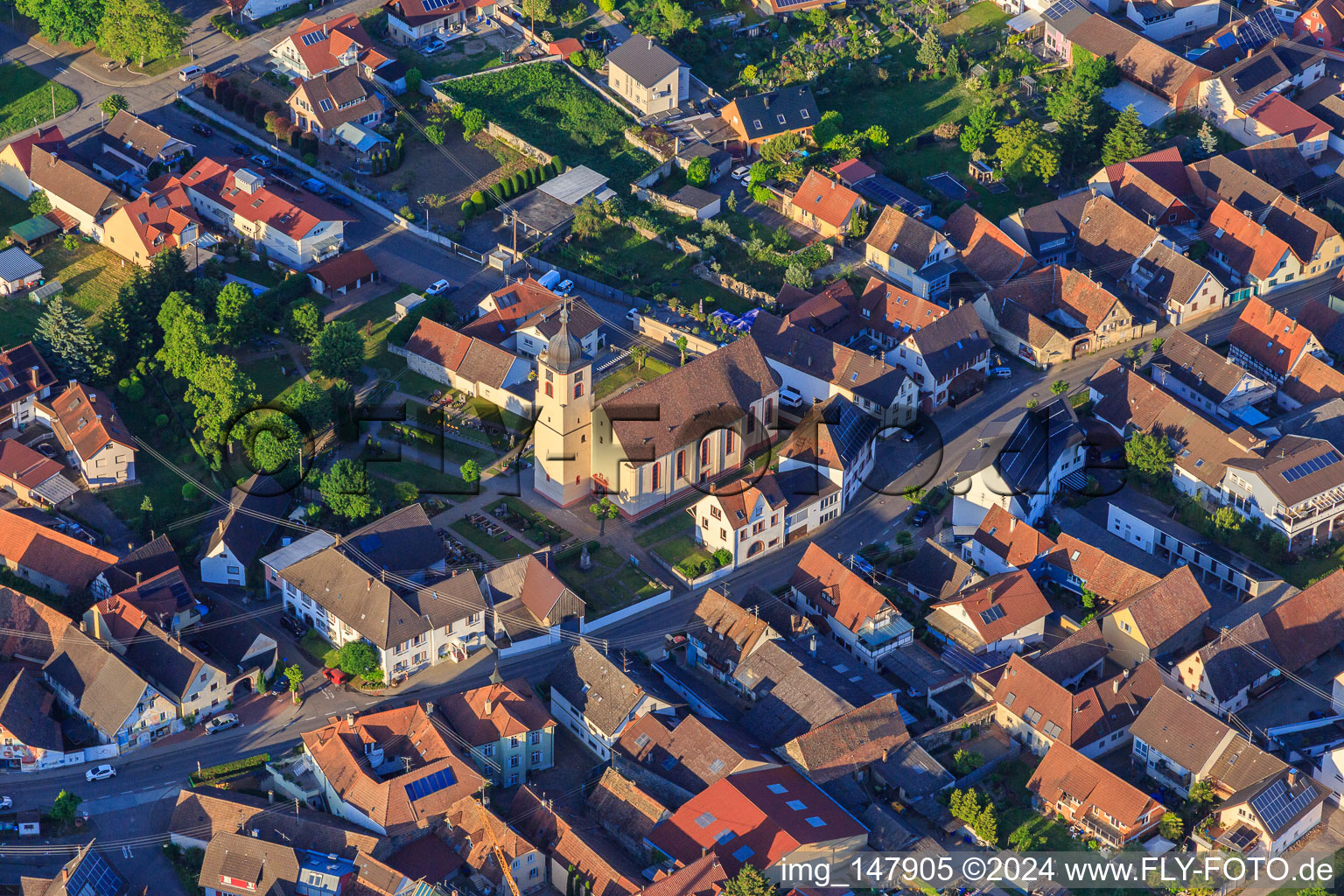 Vue aérienne de Rue du village avec l'église Saint-Côme et Damien à le quartier Jechtingen in Sasbach am Kaiserstuhl dans le département Bade-Wurtemberg, Allemagne