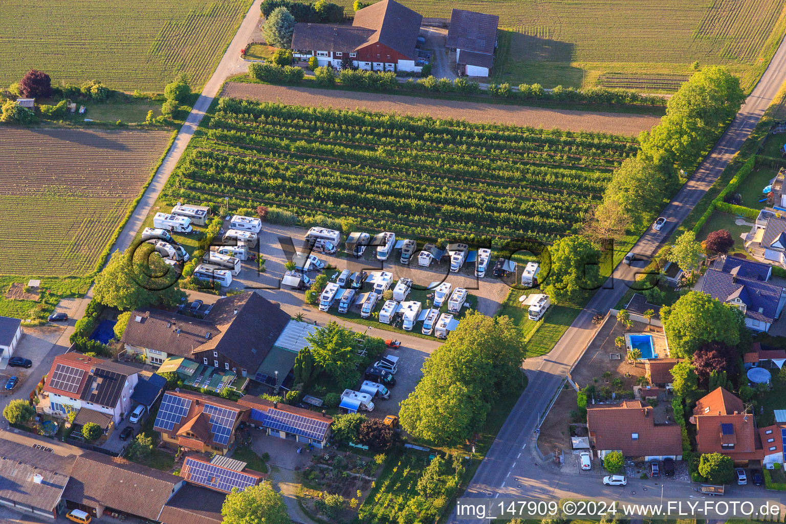 Vue aérienne de Aire de stationnement pour camping-car Gutsschenke zur Scheune à le quartier Jechtingen in Sasbach am Kaiserstuhl dans le département Bade-Wurtemberg, Allemagne