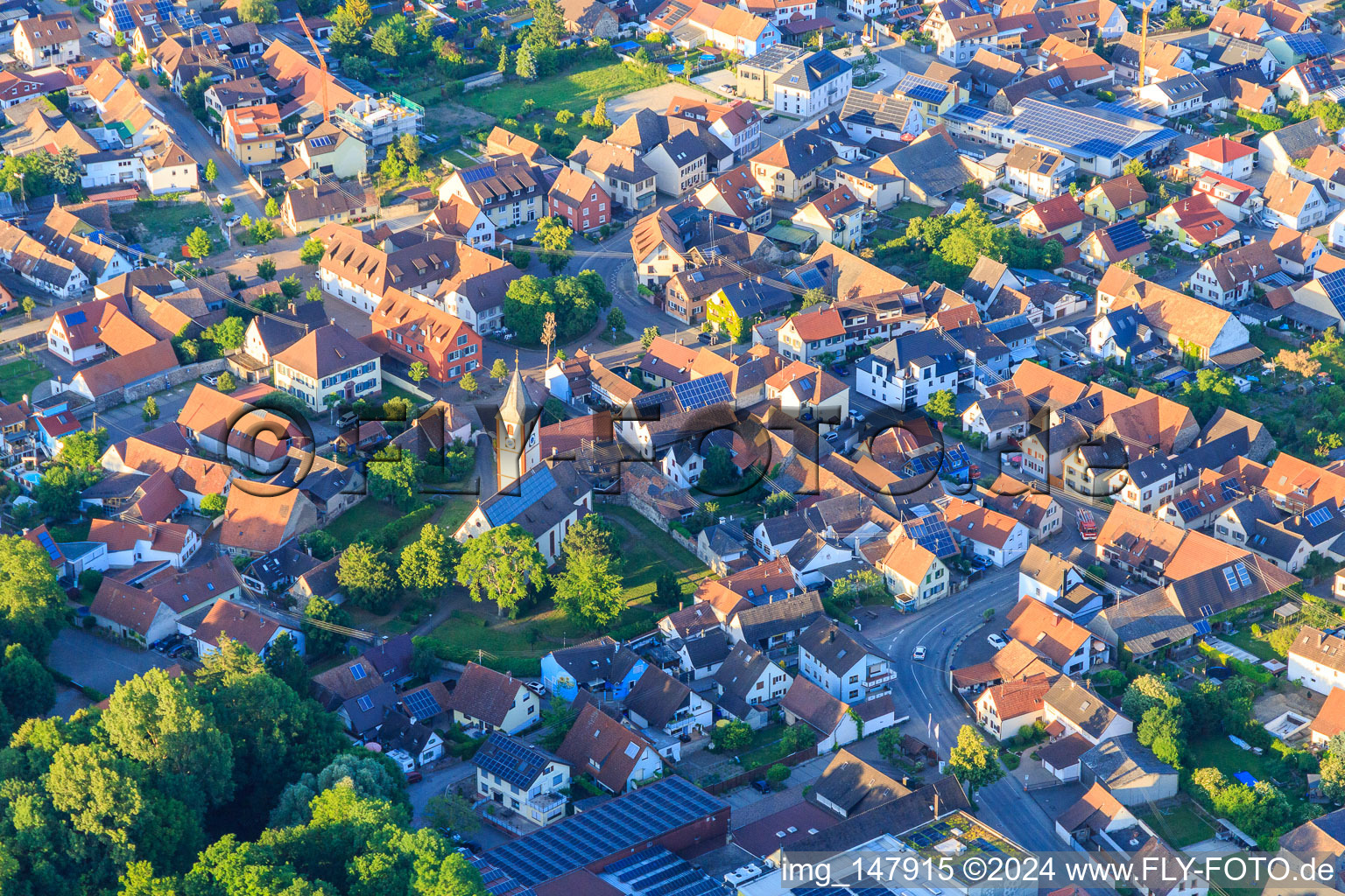 Vue aérienne de Église Saint-Martin au centre-ville à Sasbach am Kaiserstuhl dans le département Bade-Wurtemberg, Allemagne