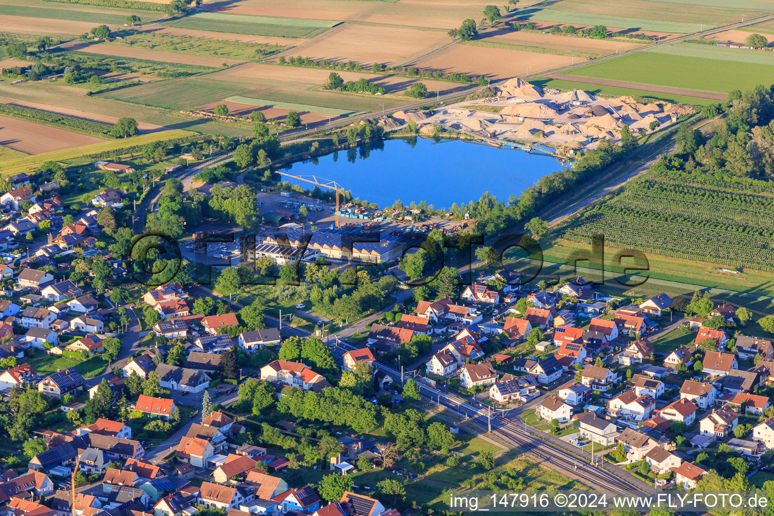 Vue aérienne de AMANN GmbH à la gravière Sasbach am Kaiserstuhl à Sasbach am Kaiserstuhl dans le département Bade-Wurtemberg, Allemagne