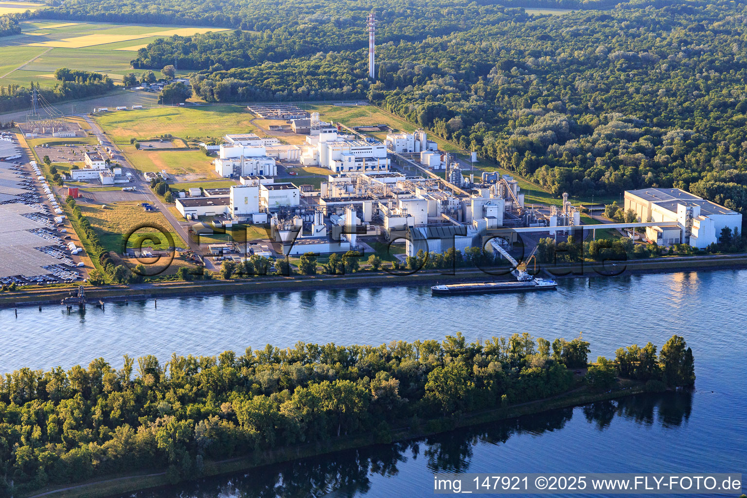 Vue aérienne de Zone industrielle et portuaire avec installations industrielles sur le Rhin appartenant à Jungbunzlauer SA et TEREOS Starch & Sweeteners Europe à Marckolsheim dans le département Bas Rhin, France
