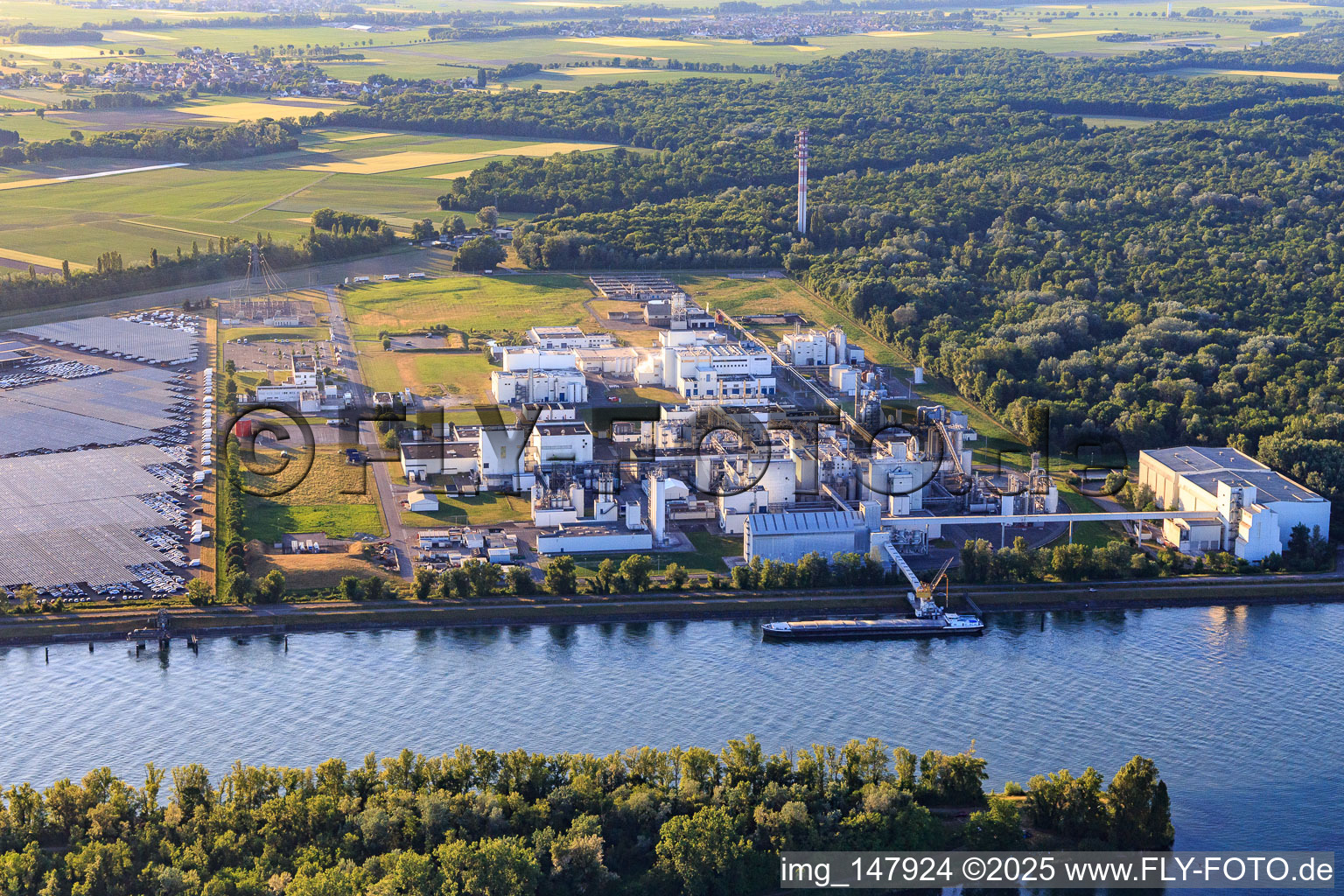 Vue aérienne de Zone industrielle et portuaire avec installations industrielles sur le Rhin appartenant à Jungbunzlauer SA et TEREOS Starch & Sweeteners Europe à Marckolsheim dans le département Bas Rhin, France