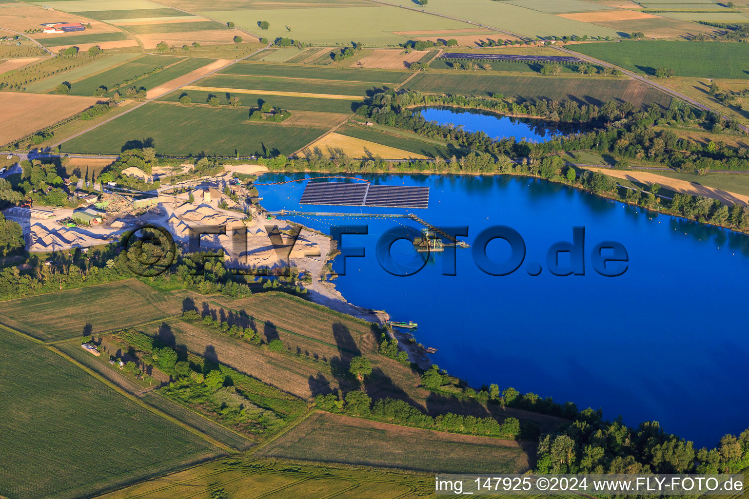Vue aérienne de Gravière de Wyhl avec système photovoltaïque flottant de Hermann Uhl KG - Usine de Wyhl-Ort à Wyhl am Kaiserstuhl dans le département Bade-Wurtemberg, Allemagne