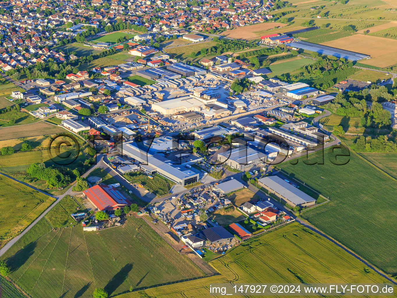 Vue aérienne de Zone industrielle de Tullastraße avec BELLE AG, HBW5 DSHT et Lithonplus GmbH & Co. KG à Wyhl am Kaiserstuhl dans le département Bade-Wurtemberg, Allemagne