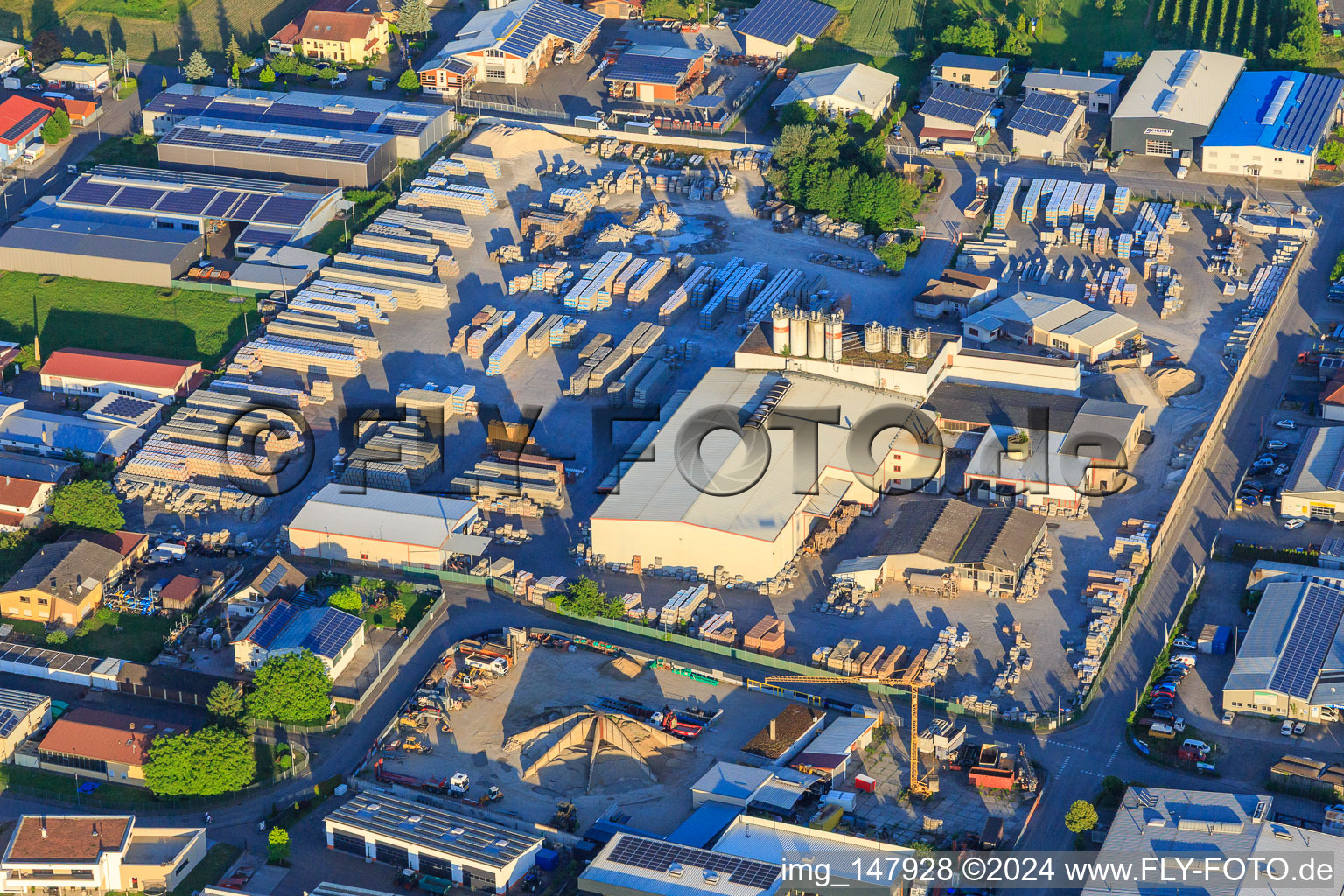 Vue aérienne de Zone industrielle de Tullastraße avec Lithonplus GmbH & Co. KG à Wyhl am Kaiserstuhl dans le département Bade-Wurtemberg, Allemagne