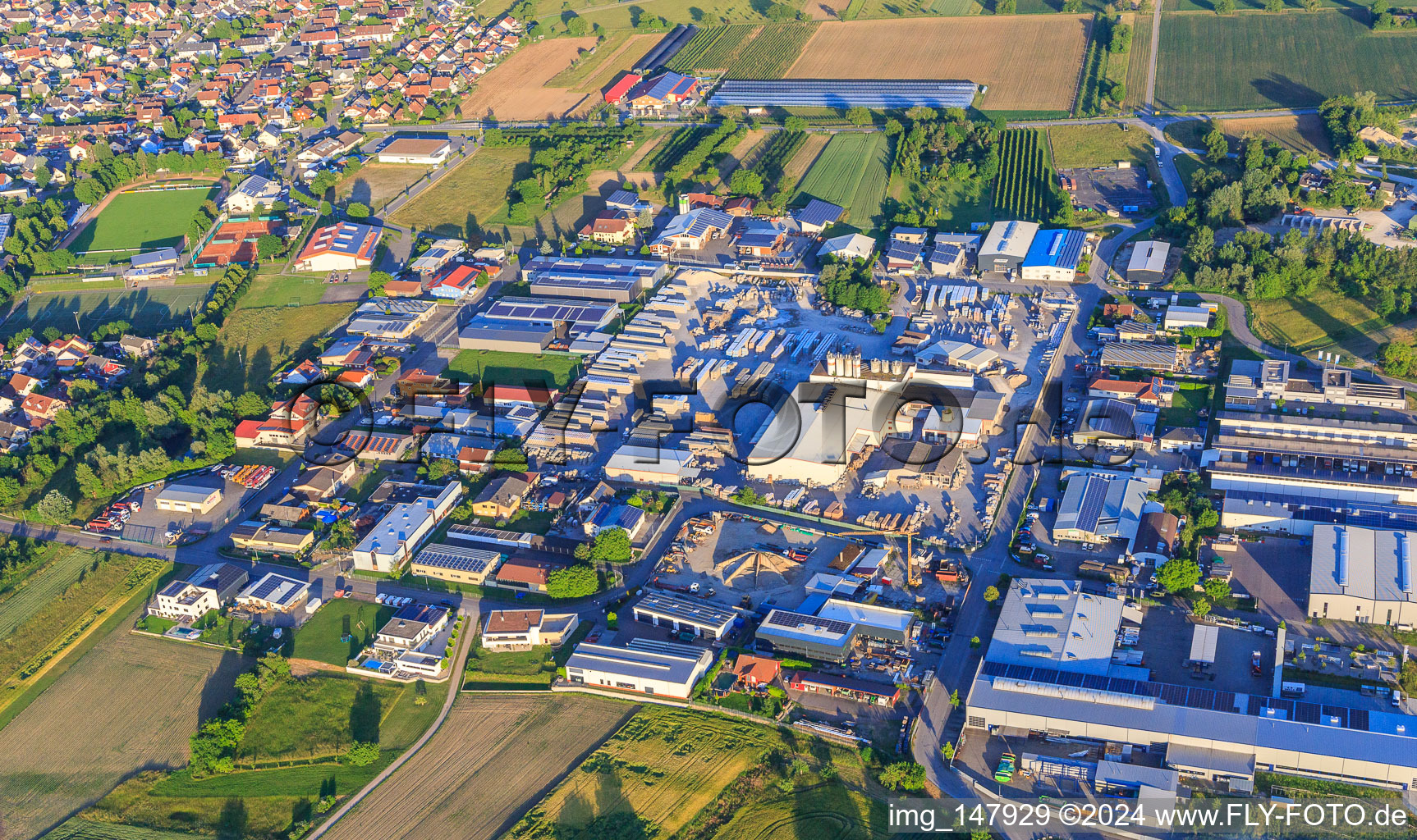 Vue aérienne de Zone industrielle de Tullastraße avec BELLE AG, HBW5 DSHT et Lithonplus GmbH & Co. KG à Wyhl am Kaiserstuhl dans le département Bade-Wurtemberg, Allemagne