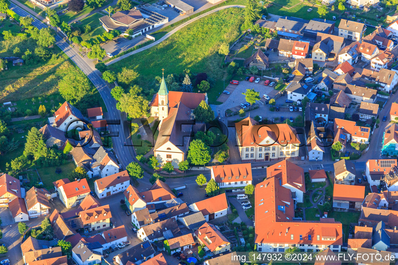 Vue aérienne de Église Saint-Blaise et maison de retraite BeneVit Haus Rheinaue à Wyhl am Kaiserstuhl dans le département Bade-Wurtemberg, Allemagne