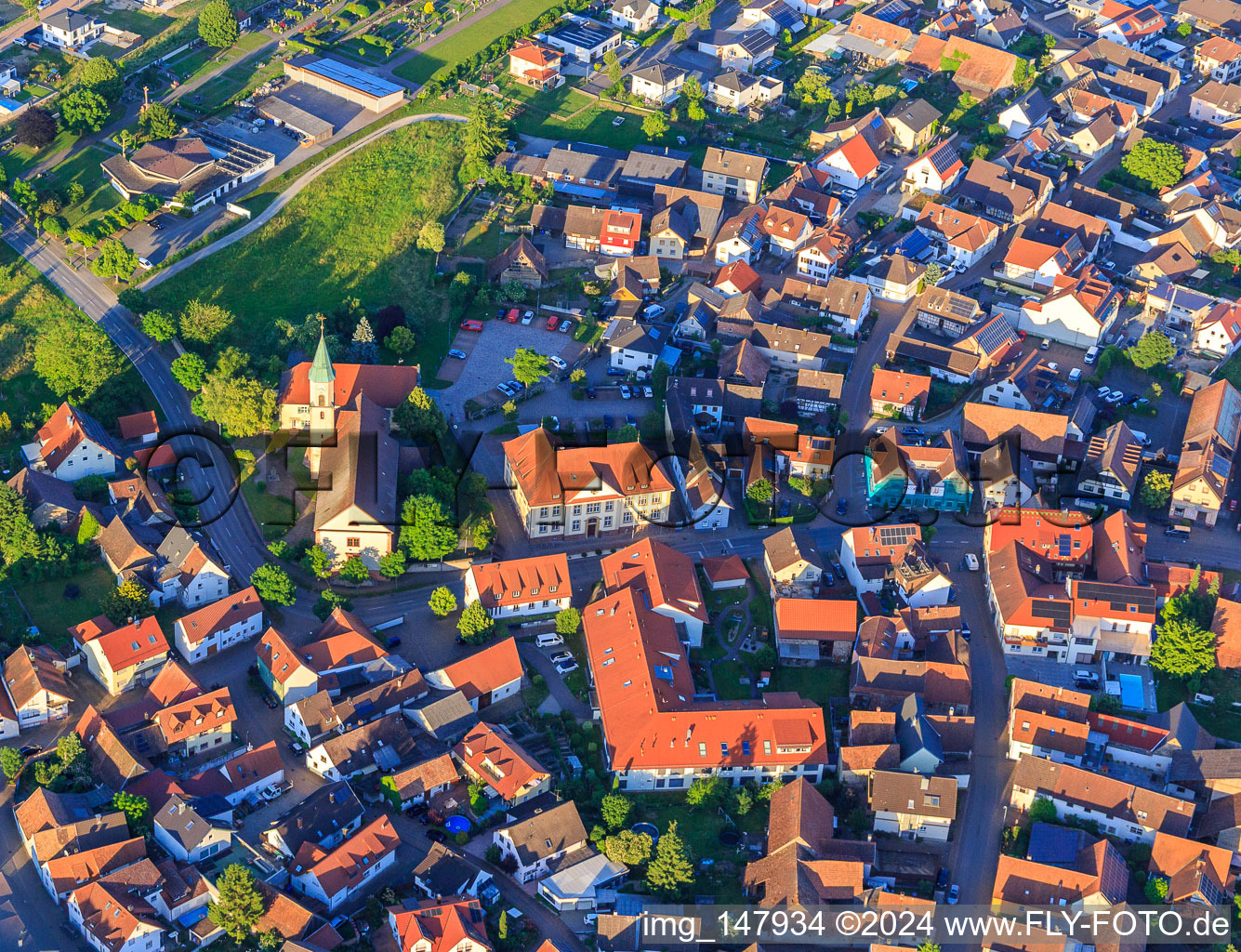 Vue aérienne de Église Saint-Blaise et maison de retraite BeneVit Haus Rheinaue à Wyhl am Kaiserstuhl dans le département Bade-Wurtemberg, Allemagne