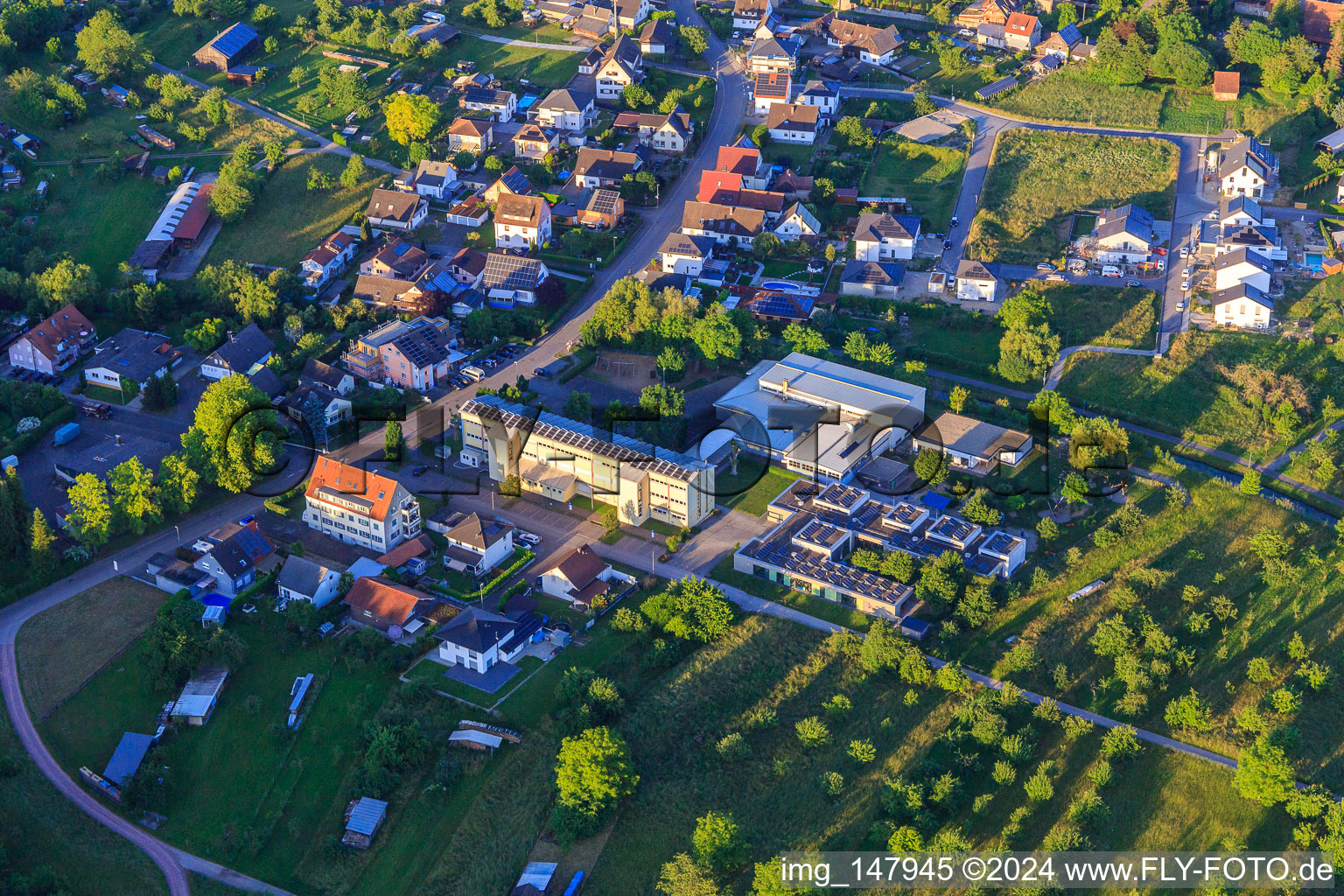 Vue aérienne de Rheinwaldhalle et garderie municipale Blumenwiese à Weisweil dans le département Bade-Wurtemberg, Allemagne