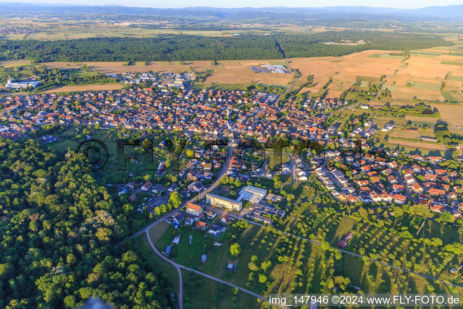 Vue aérienne de Vue de la ville depuis l'ouest à Weisweil dans le département Bade-Wurtemberg, Allemagne