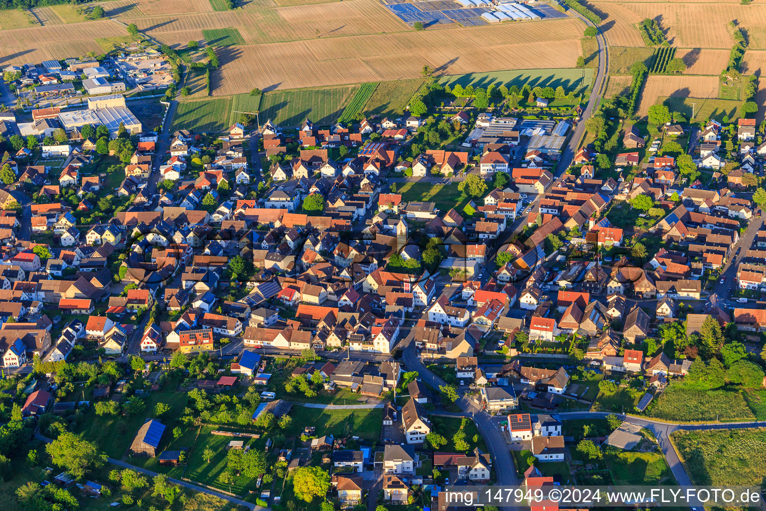 Vue aérienne de Vue de la ville depuis l'ouest avec l'église protestante à Weisweil dans le département Bade-Wurtemberg, Allemagne