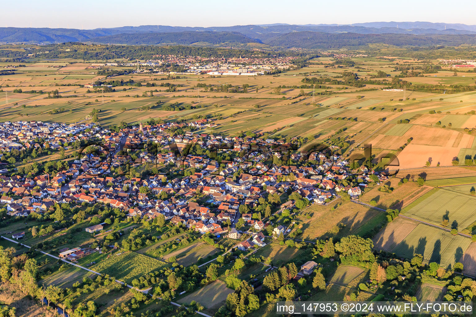 Vue aérienne de Vue d'ensemble de la ville depuis l'ouest à le quartier Oberhausen in Rheinhausen dans le département Bade-Wurtemberg, Allemagne