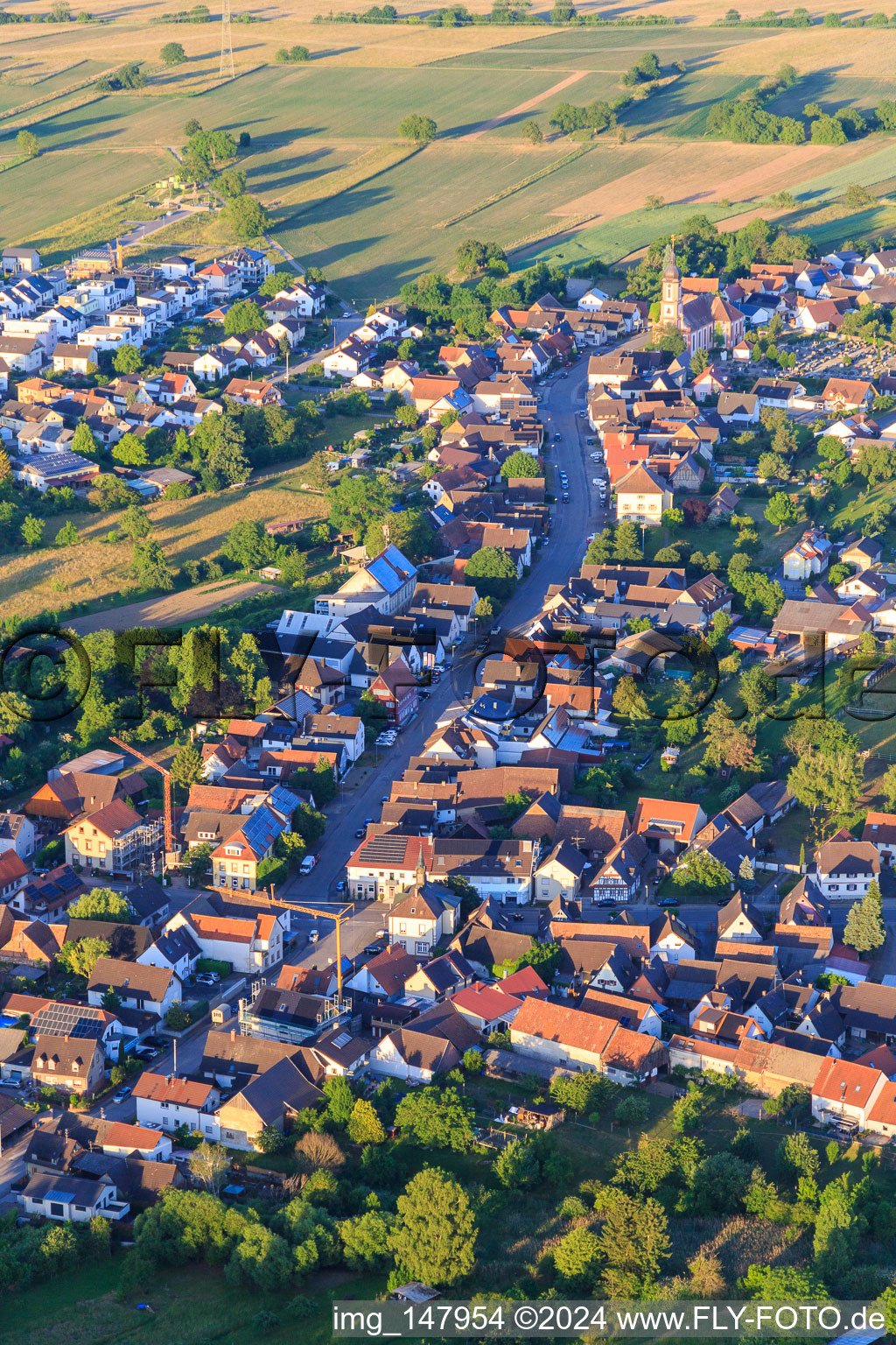 Vue aérienne de De Kirchstraße à St. Ulrich à le quartier Oberhausen in Rheinhausen dans le département Bade-Wurtemberg, Allemagne
