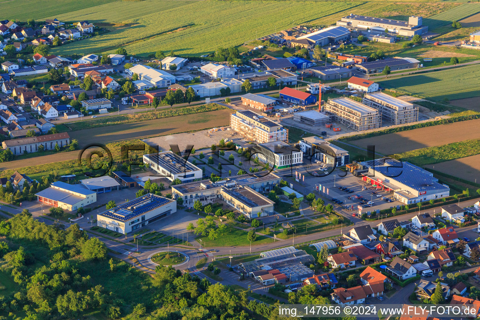 Vue aérienne de Zone commerciale avec centre communautaire Rheinhausen, soins dans la Maison des générations St. Josef | Association des Sœurs et REWE à le quartier Oberhausen in Rheinhausen dans le département Bade-Wurtemberg, Allemagne