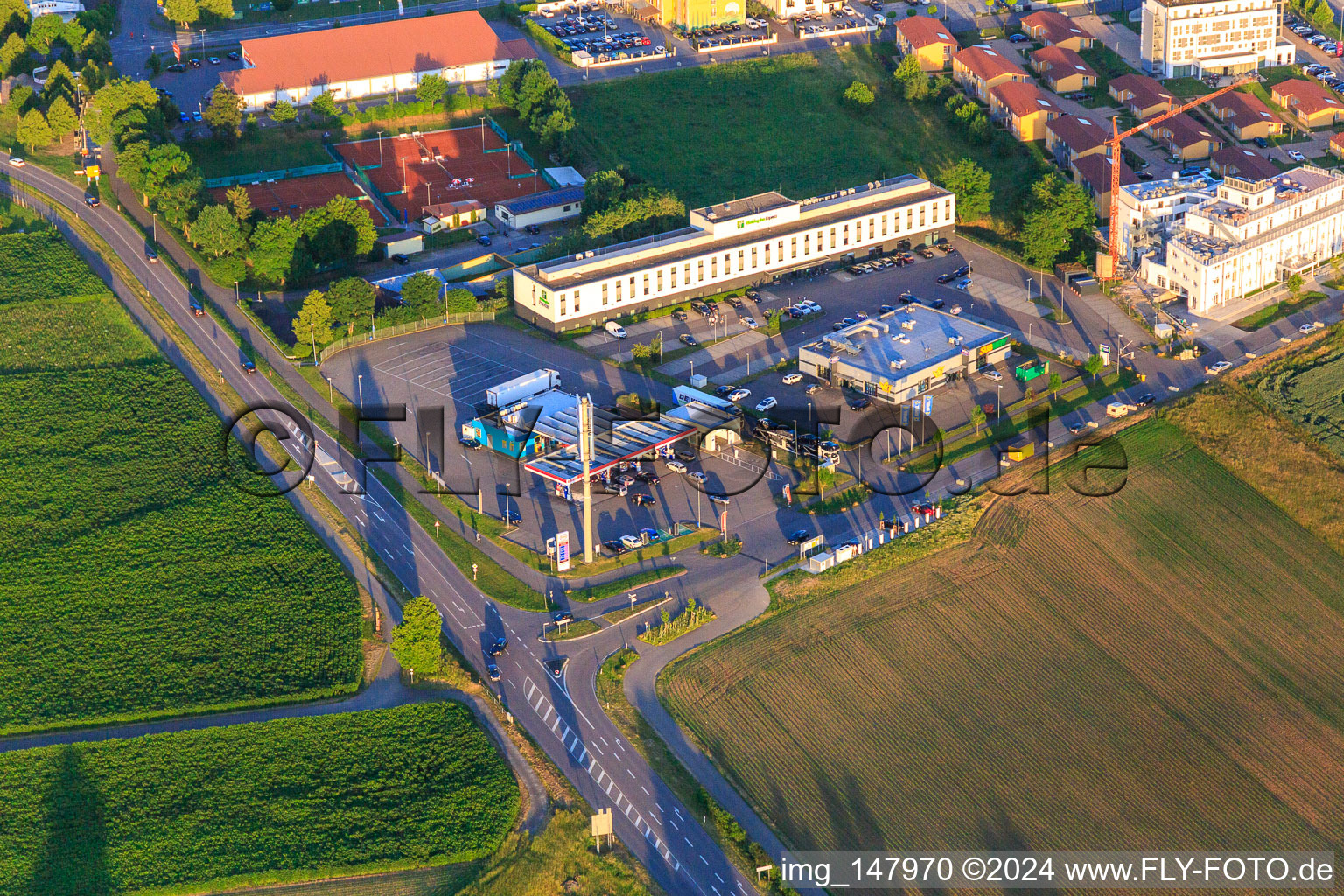 Vue aérienne de Station-service ESSO à l'hôtel Holiday Inn Express Ringsheim à Ringsheim dans le département Bade-Wurtemberg, Allemagne