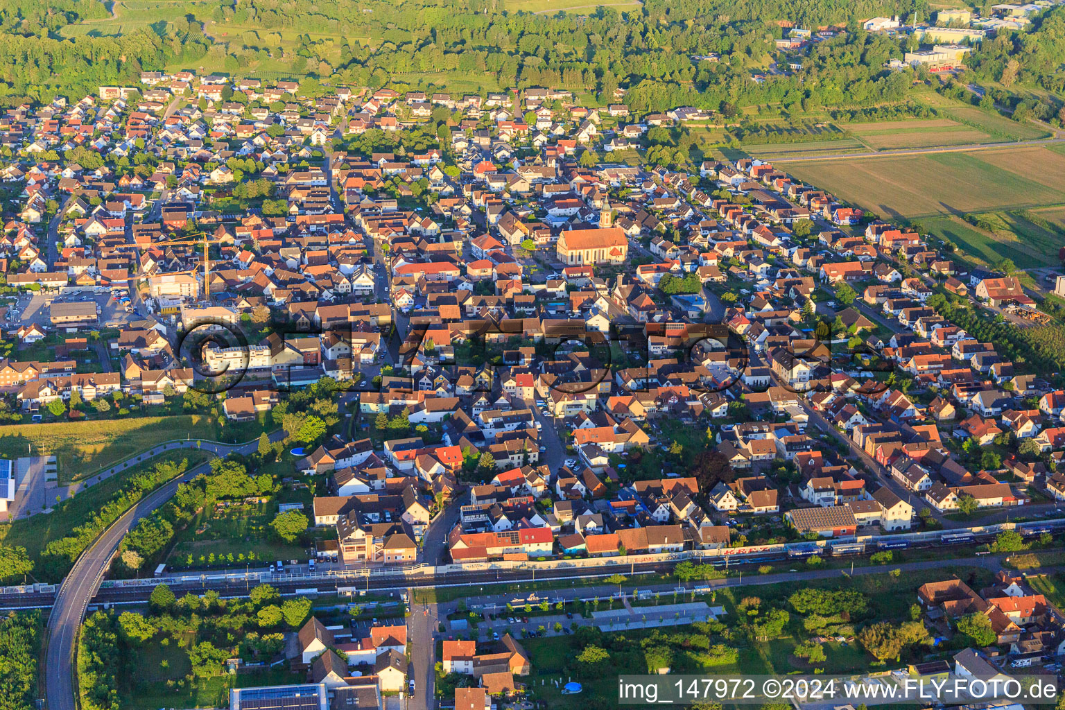 Vue aérienne de Vue de la ville au-delà de la voie ferrée depuis l'ouest à Ringsheim dans le département Bade-Wurtemberg, Allemagne