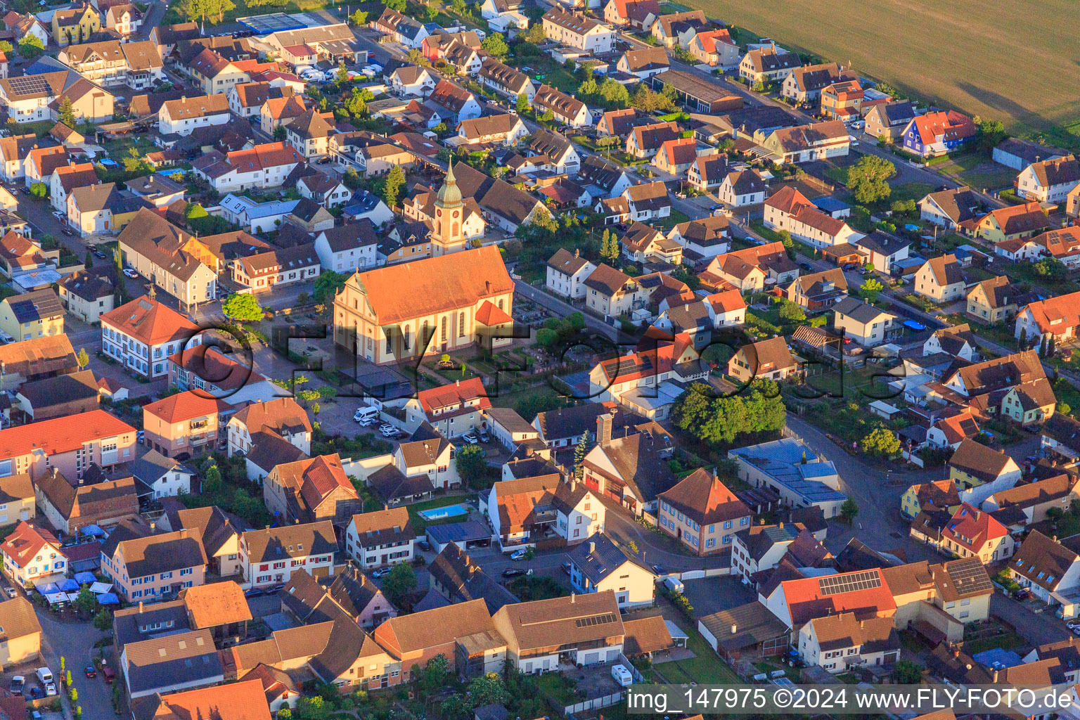 Vue aérienne de Église paroissiale Saint-Jean-Baptiste et cimetière au centre-ville à Ringsheim dans le département Bade-Wurtemberg, Allemagne