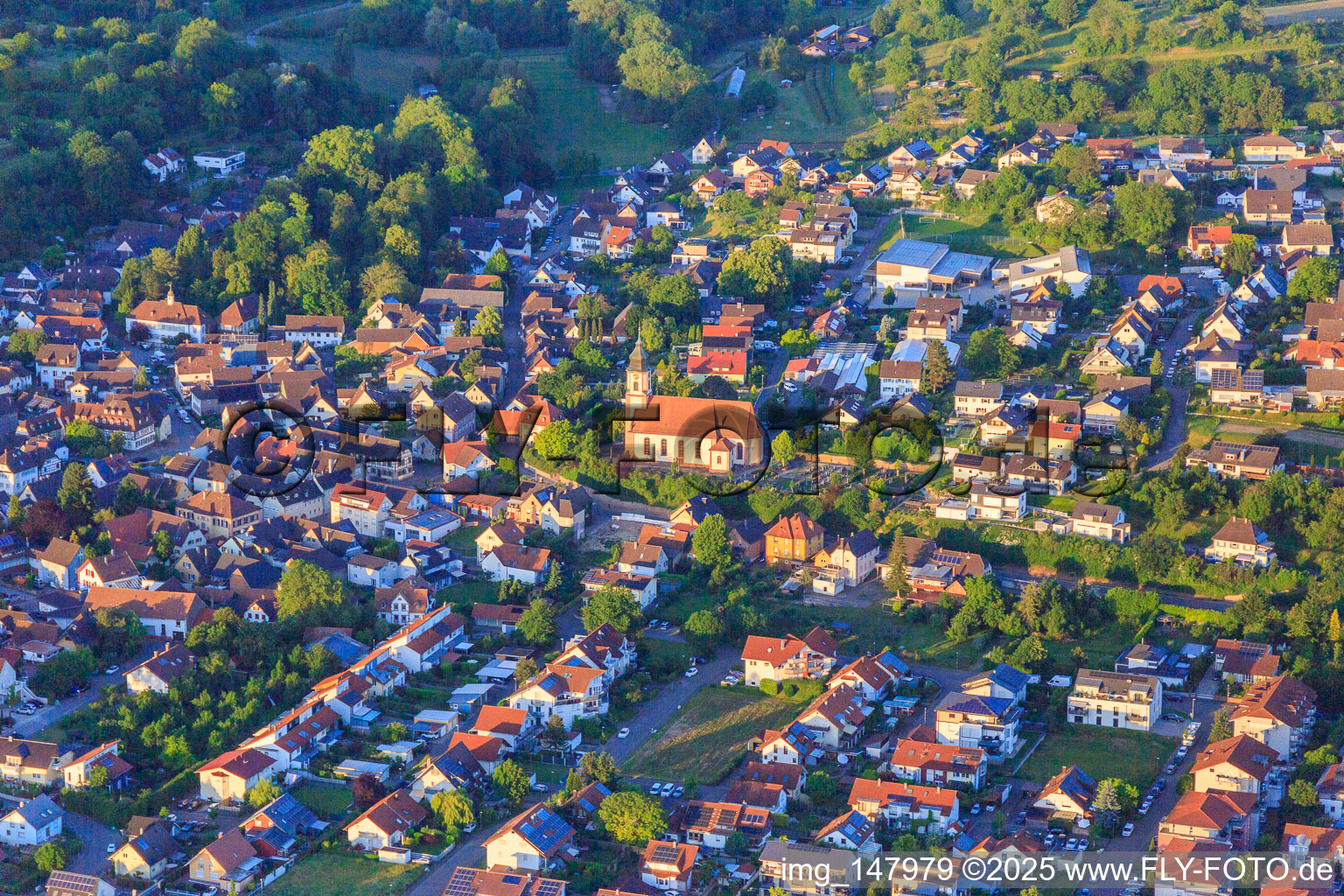 Vue aérienne de Église Saint-Nicolas au cimetière à le quartier Altdorf in Ettenheim dans le département Bade-Wurtemberg, Allemagne