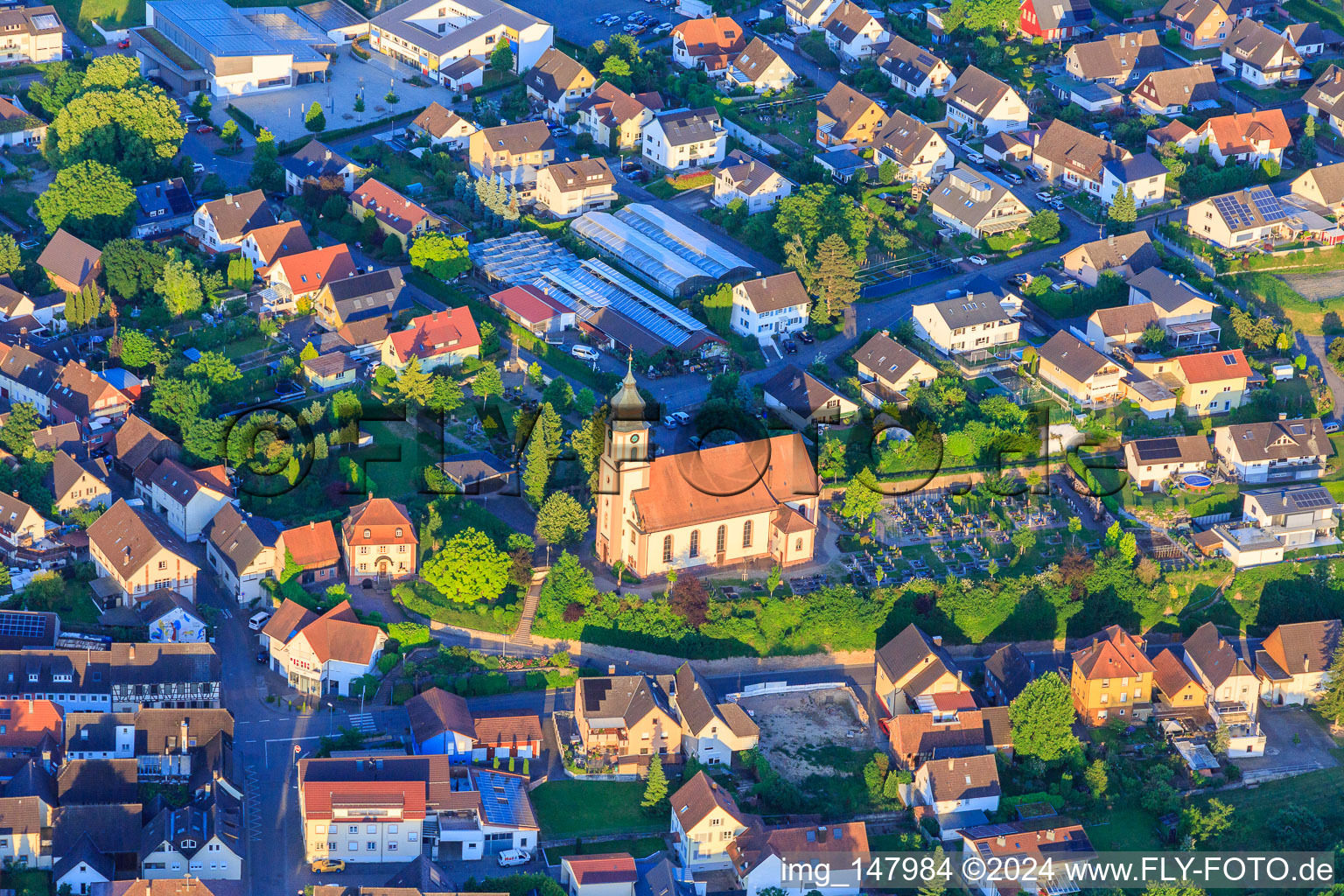 Vue aérienne de Église Saint-Nicolas au cimetière à le quartier Altdorf in Ettenheim dans le département Bade-Wurtemberg, Allemagne