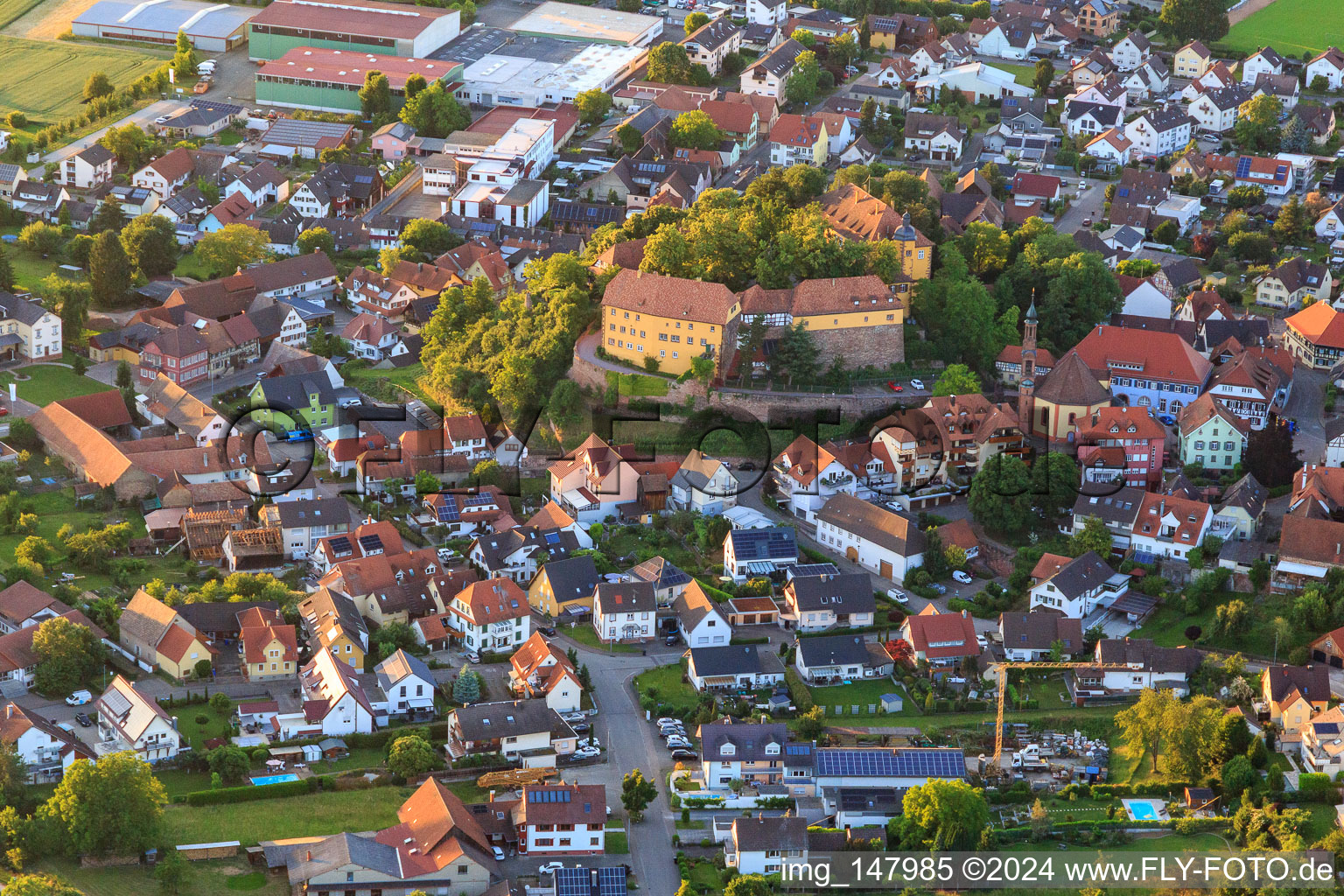 Vue aérienne de Château et église du château Mahlberg à Mahlberg dans le département Bade-Wurtemberg, Allemagne