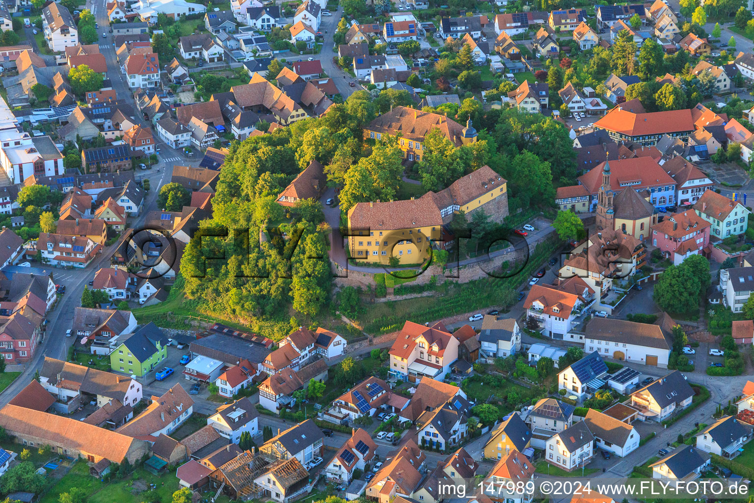Vue aérienne de Château et église du château Mahlberg à Mahlberg dans le département Bade-Wurtemberg, Allemagne