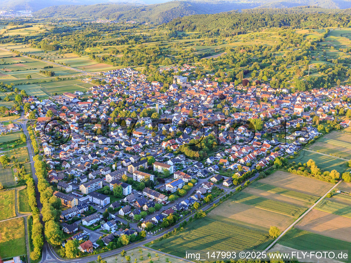 Vue aérienne de Vue de la ville depuis le sud-ouest à Kippenheim dans le département Bade-Wurtemberg, Allemagne