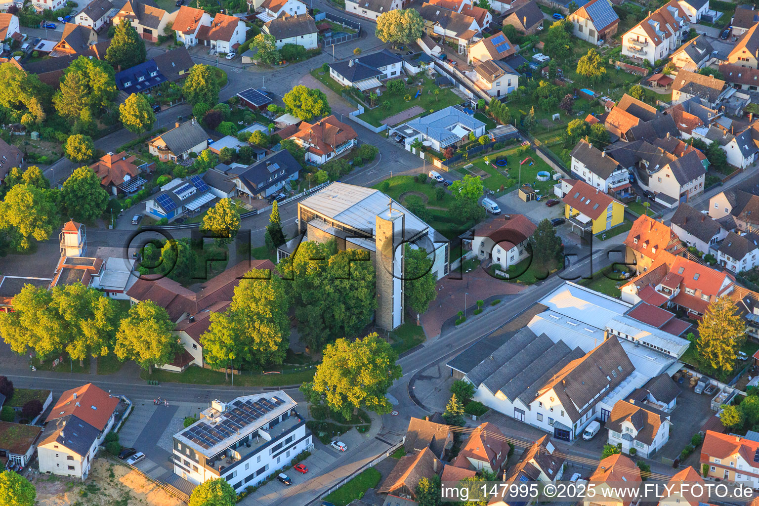 Vue aérienne de Église de Ius et Emil Bühler GmbH & Co KG à Kippenheim dans le département Bade-Wurtemberg, Allemagne