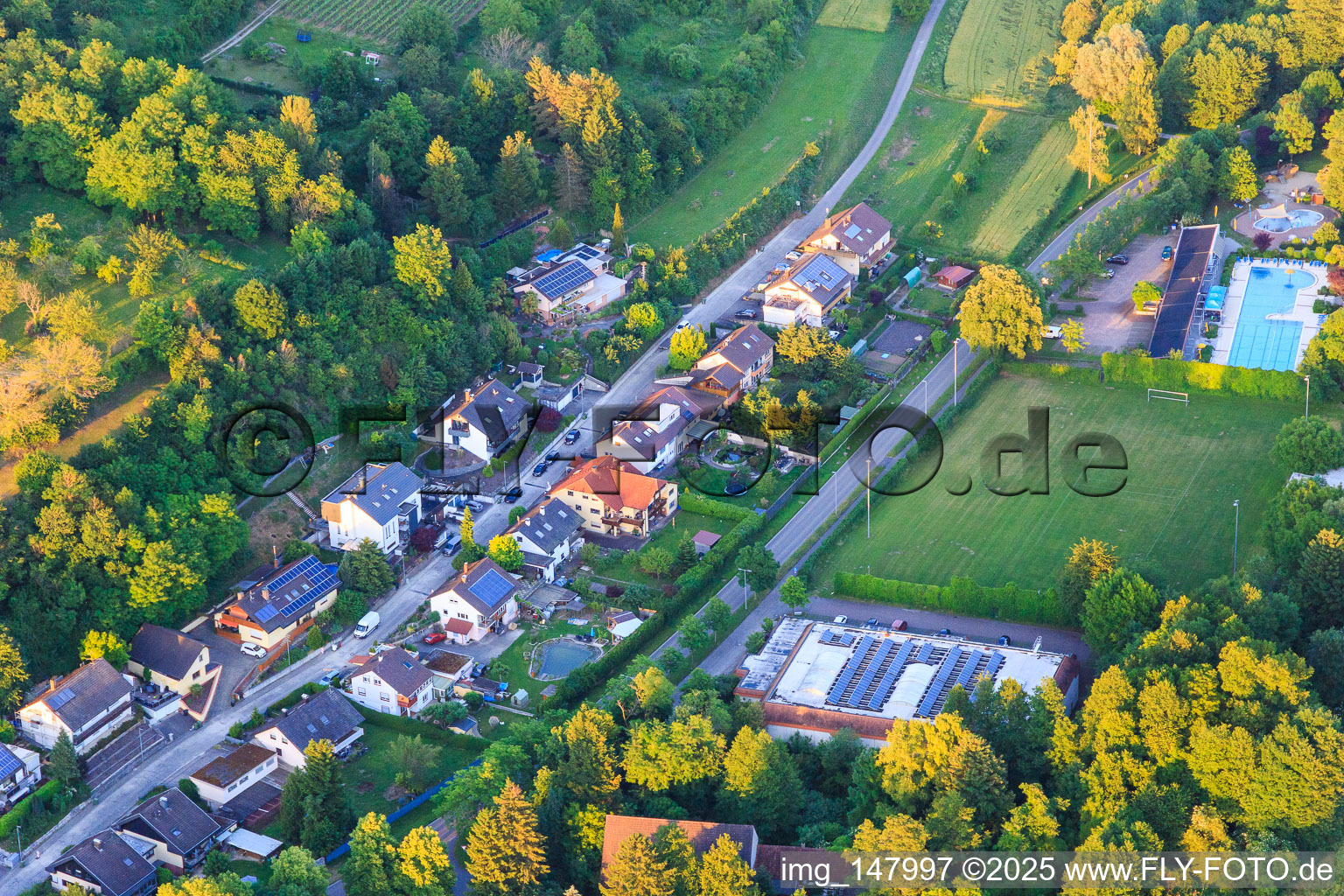Vue aérienne de Schmieheimer Straße avec piscine extérieure Kippenheim à Kippenheim dans le département Bade-Wurtemberg, Allemagne
