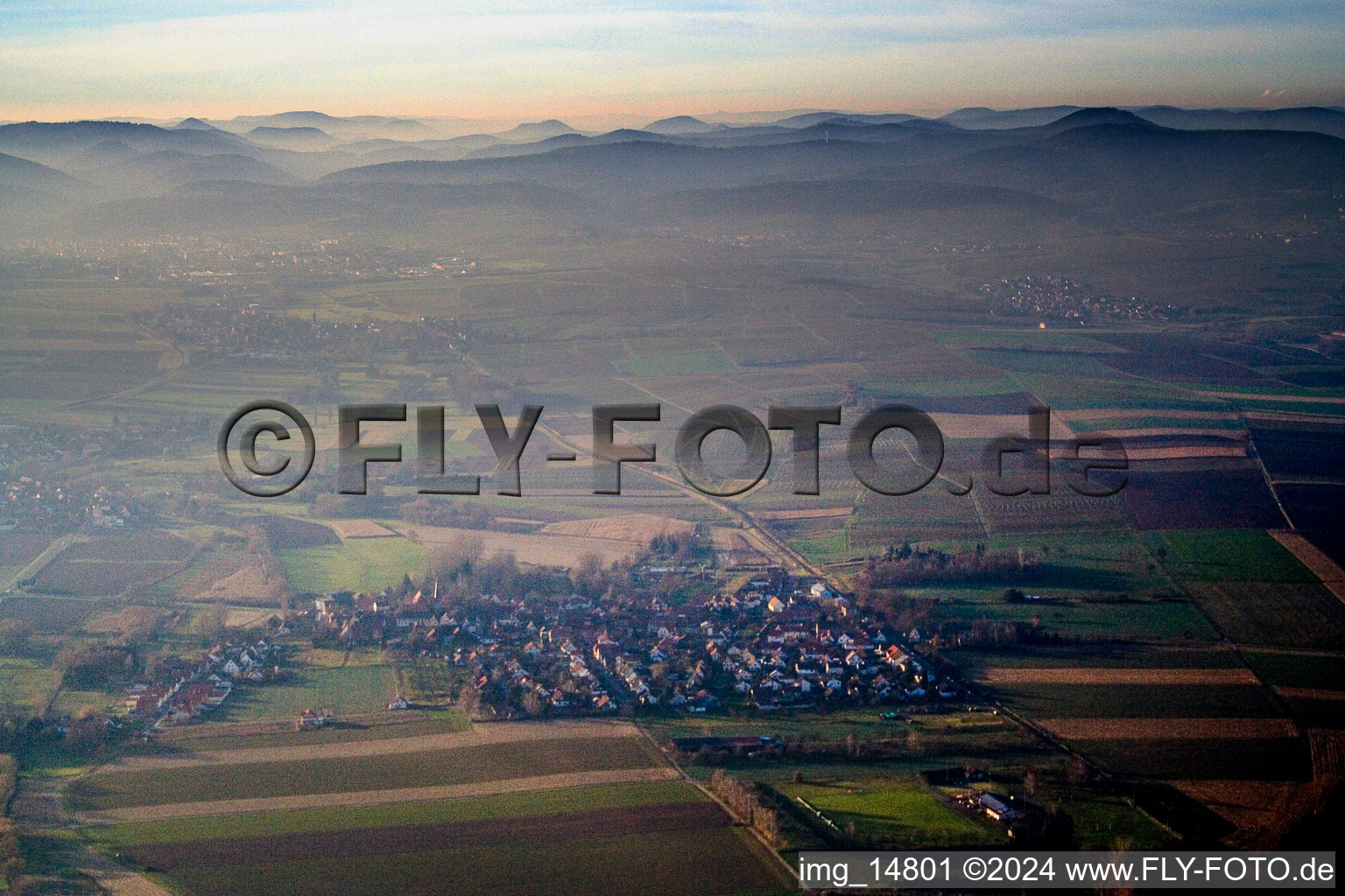 Vue aérienne de Vue sur le village à Barbelroth dans le département Rhénanie-Palatinat, Allemagne