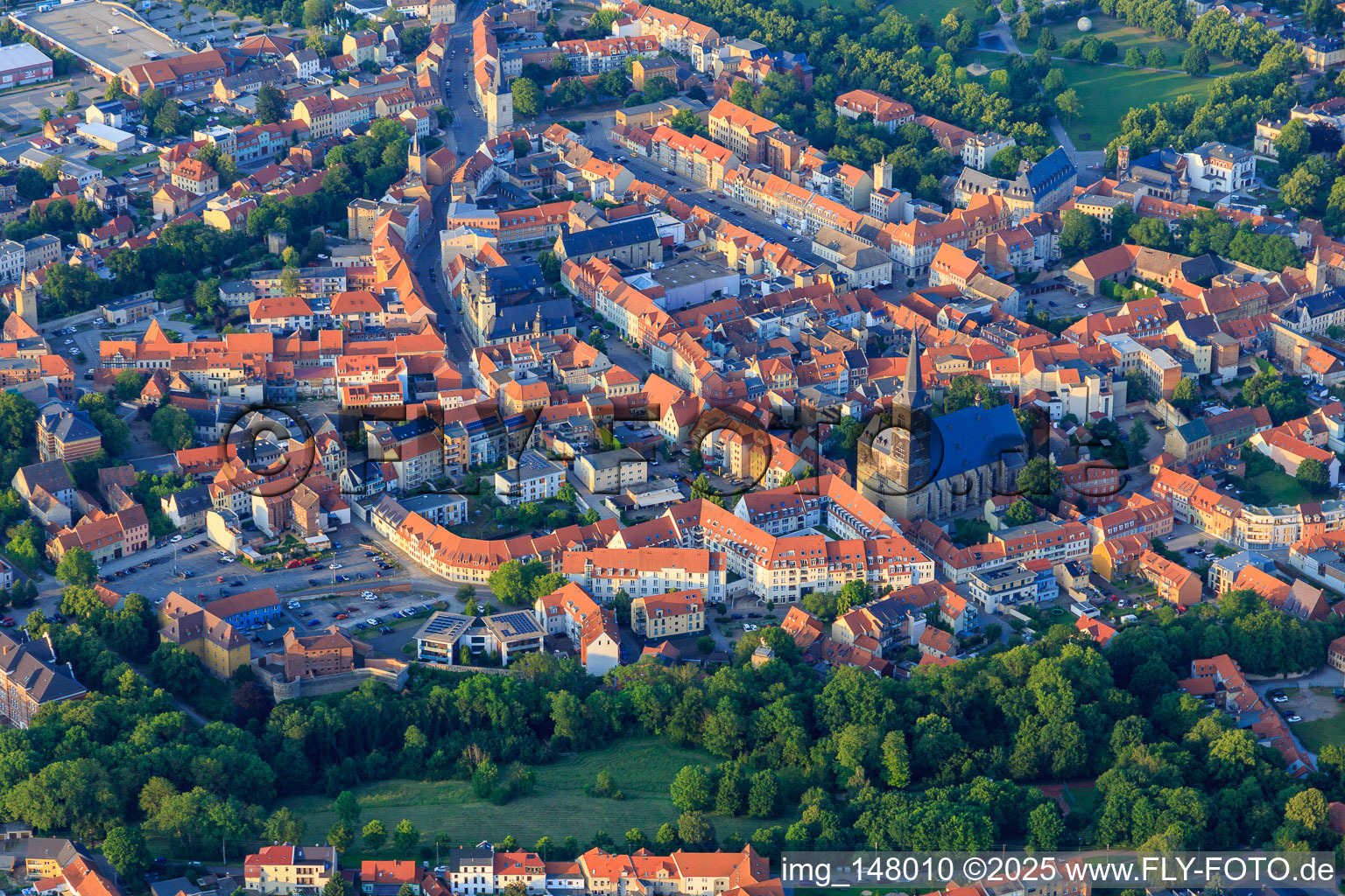 Vue aérienne de Vieille ville historique avec l'église Saint-Étienne, le marché et Tie à Aschersleben dans le département Saxe-Anhalt, Allemagne