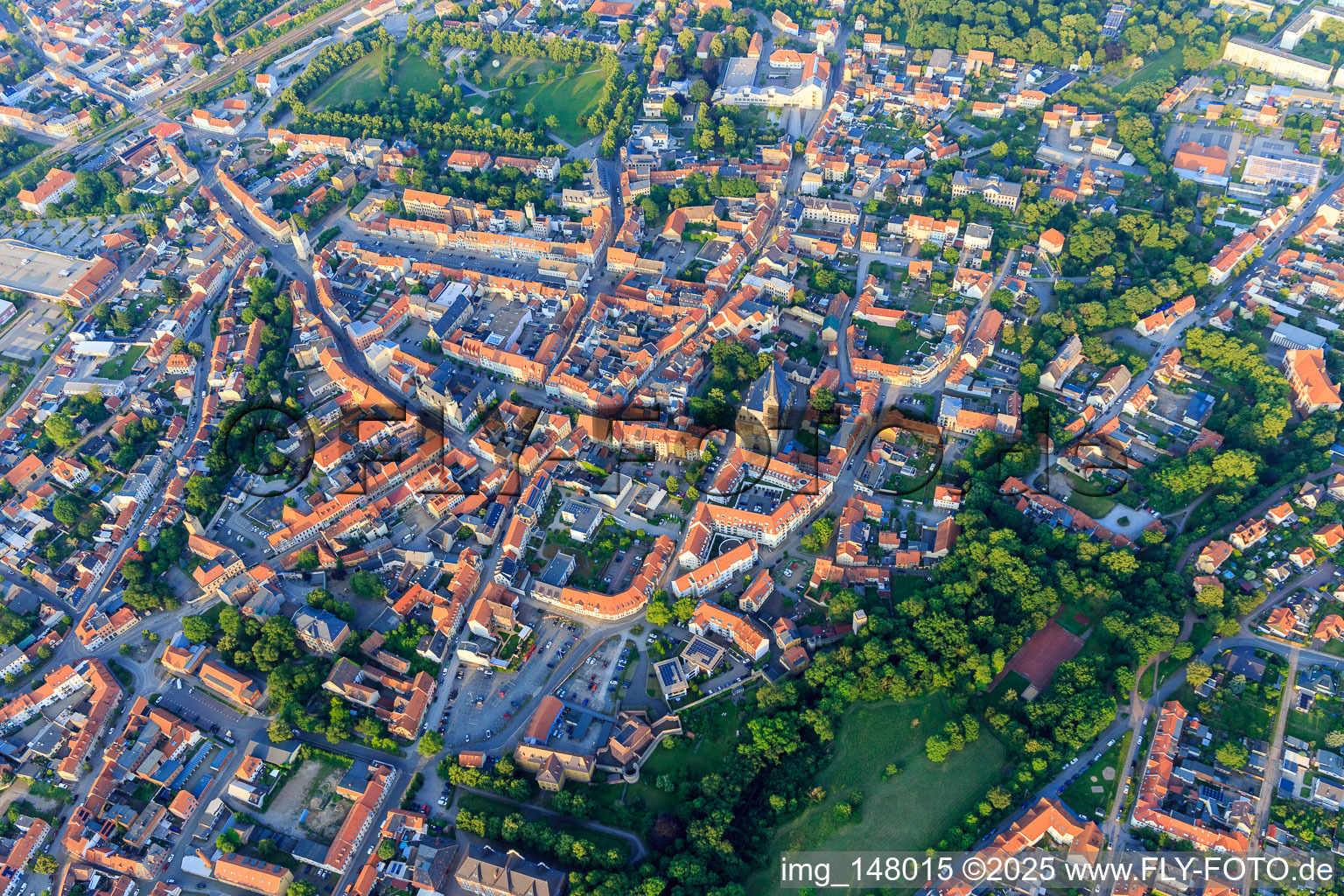 Photographie aérienne de Vieille ville historique avec l'église Saint-Étienne, le marché et Tie à Aschersleben dans le département Saxe-Anhalt, Allemagne