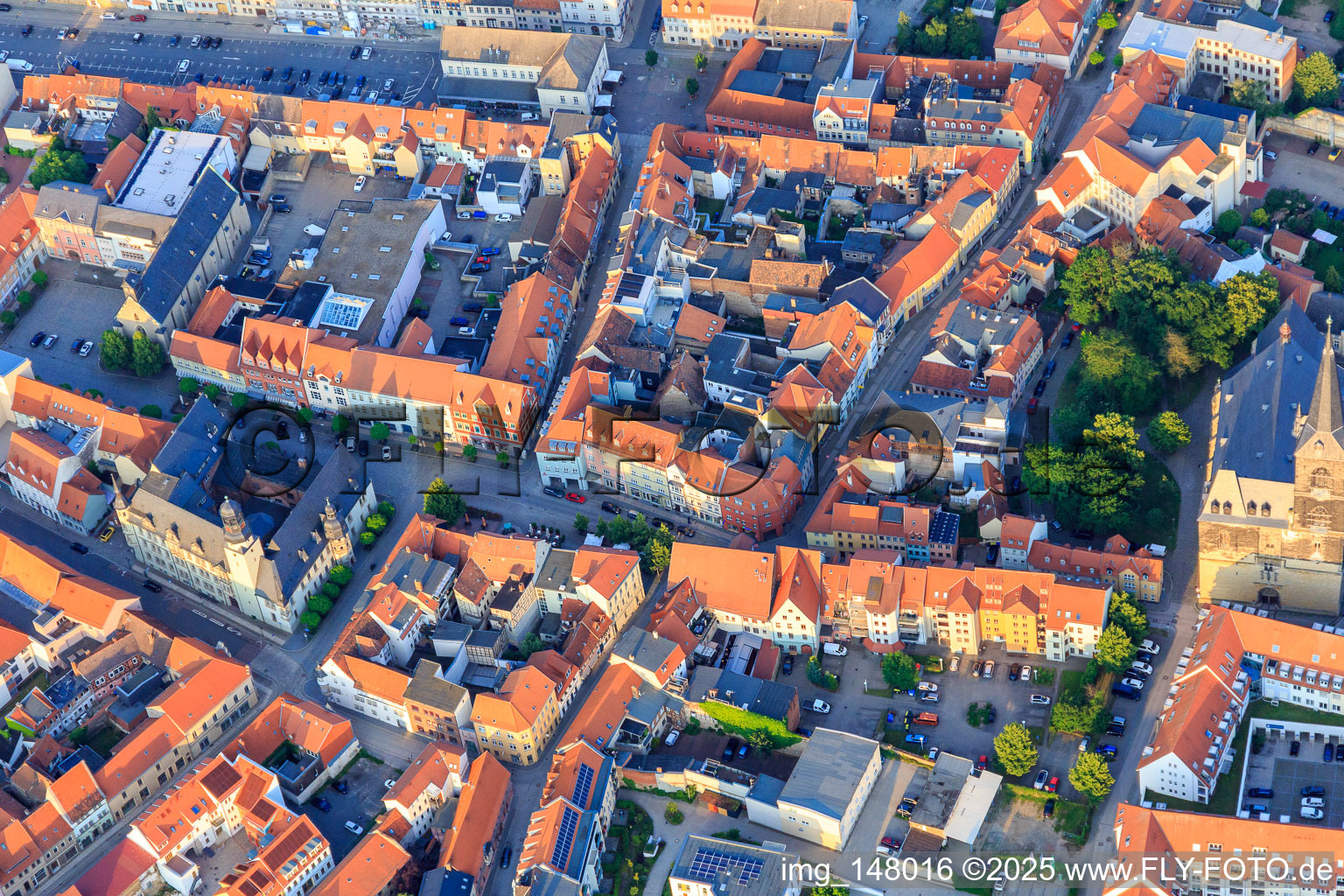 Vue aérienne de Marché avec la mairie et l'administration municipale à Aschersleben dans le département Saxe-Anhalt, Allemagne