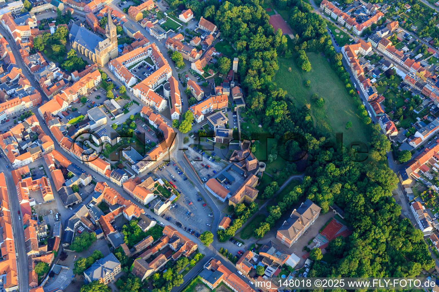 Vue aérienne de Place du château avec l'école du château à Aschersleben dans le département Saxe-Anhalt, Allemagne